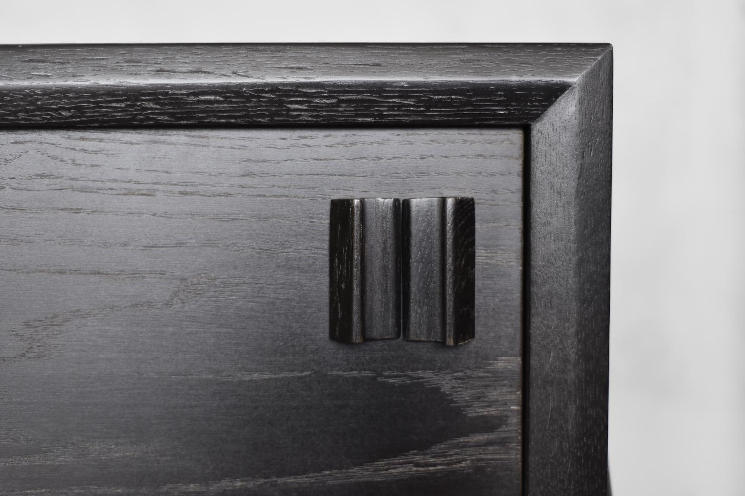 Credenza di metà secolo The Modern Scandinavian in rovere scuro grezzo con maniglie in legno, 1960 in vendita 11