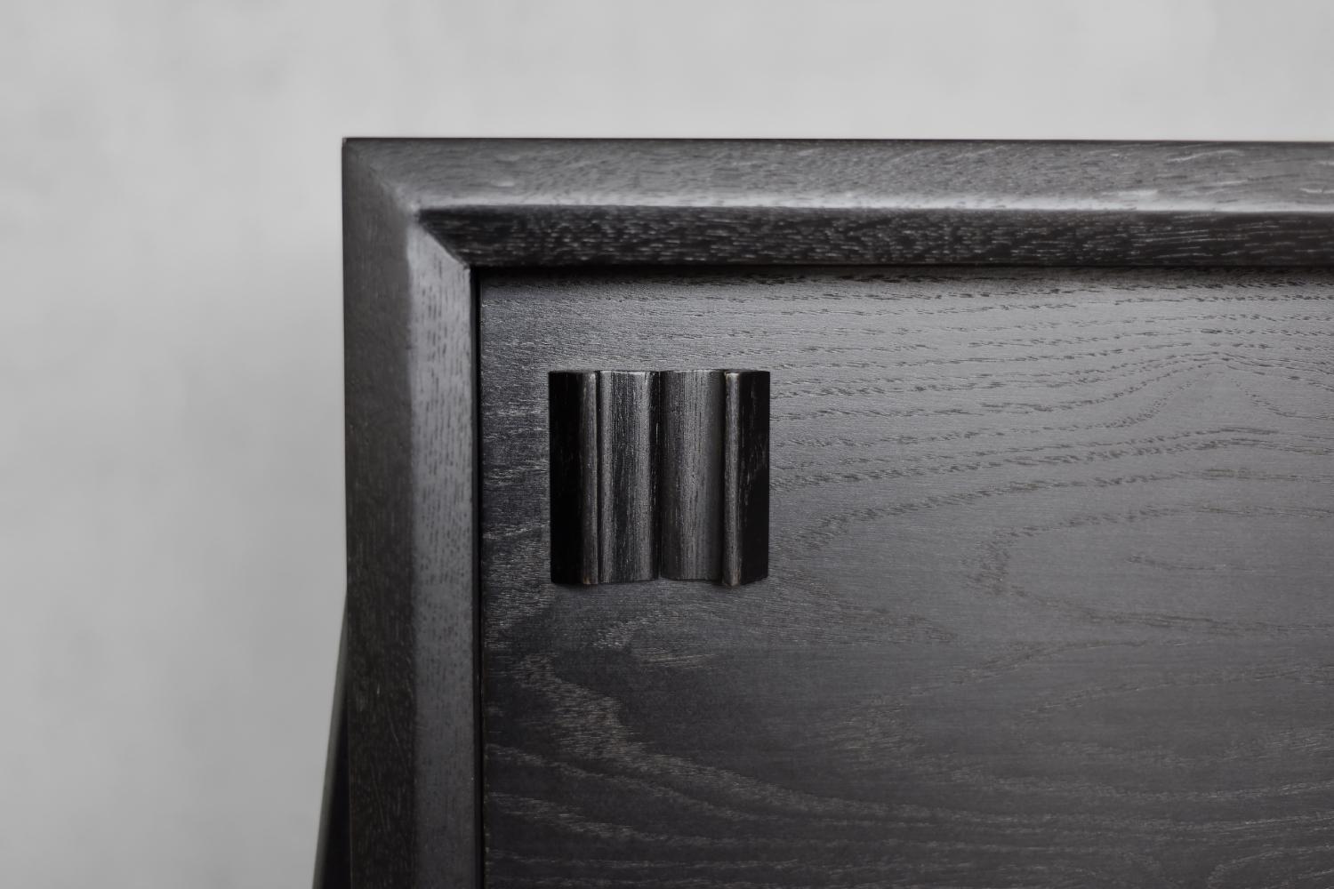 Credenza di metà secolo The Modern Scandinavian in rovere scuro grezzo con maniglie in legno, 1960 in vendita 3