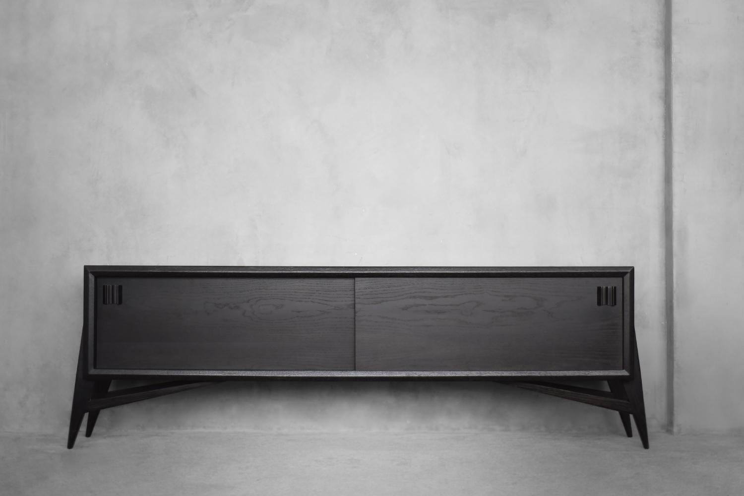 Questa credenza modernista è stata realizzata in Scandinavia negli anni Sessanta. Era realizzato in legno di quercia, considerato un legno reale. Si tratta di un materiale molto resistente e durevole, con una ricca venatura. Il legno è resistente ai