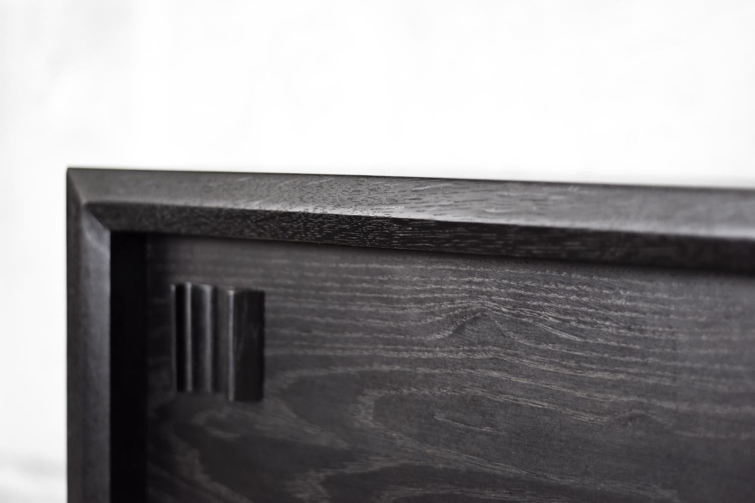 Credenza di metà secolo The Modern Scandinavian in rovere scuro grezzo con maniglie in legno, 1960 in vendita 4