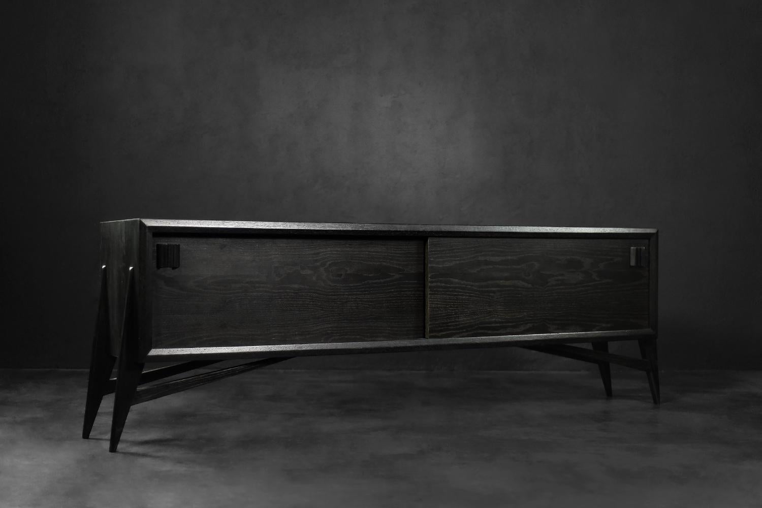 Credenza di metà secolo The Modern Scandinavian in rovere scuro grezzo con maniglie in legno, 1960 in vendita 2