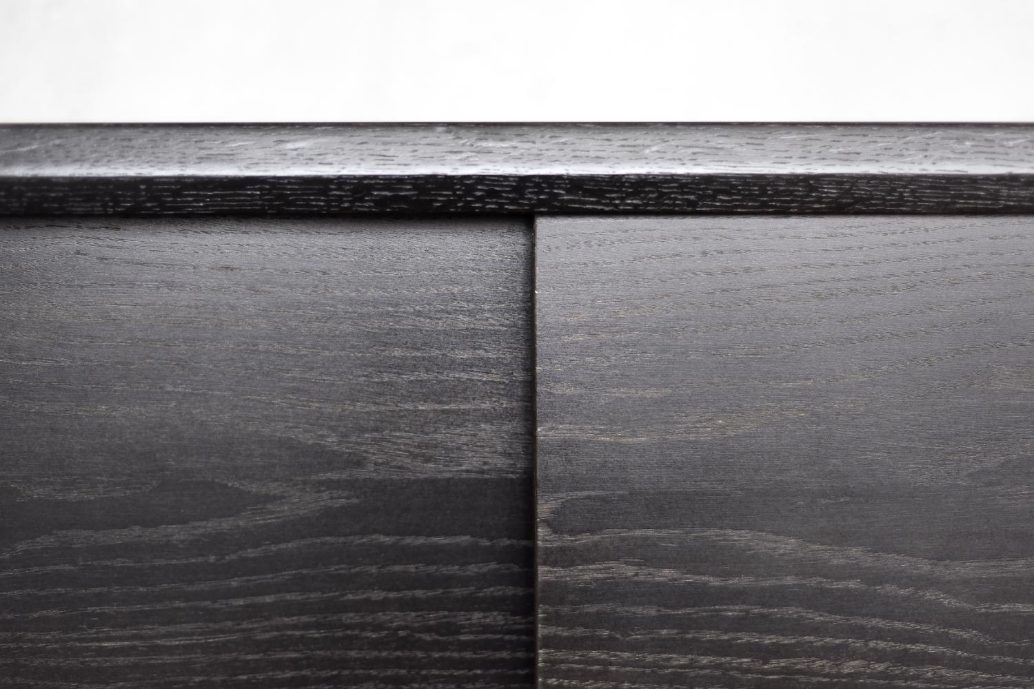 Scandinavo Credenza di metà secolo The Modern Scandinavian in rovere scuro grezzo con maniglie in legno, 1960 in vendita