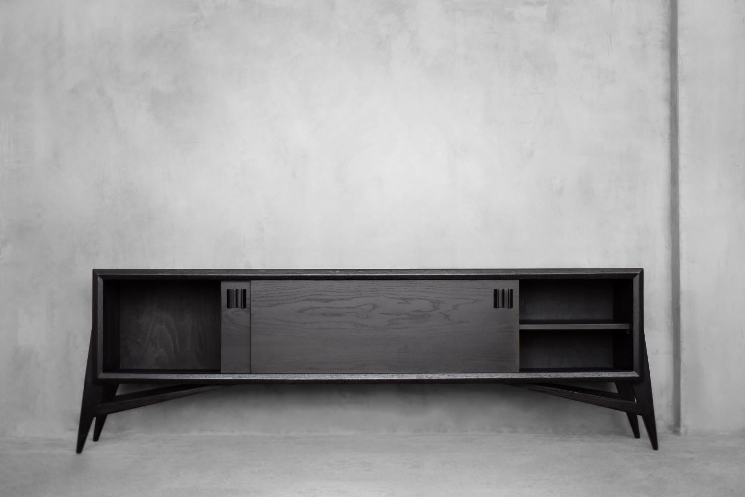 Credenza di metà secolo The Modern Scandinavian in rovere scuro grezzo con maniglie in legno, 1960 In condizioni buone in vendita a Warszawa, Mazowieckie