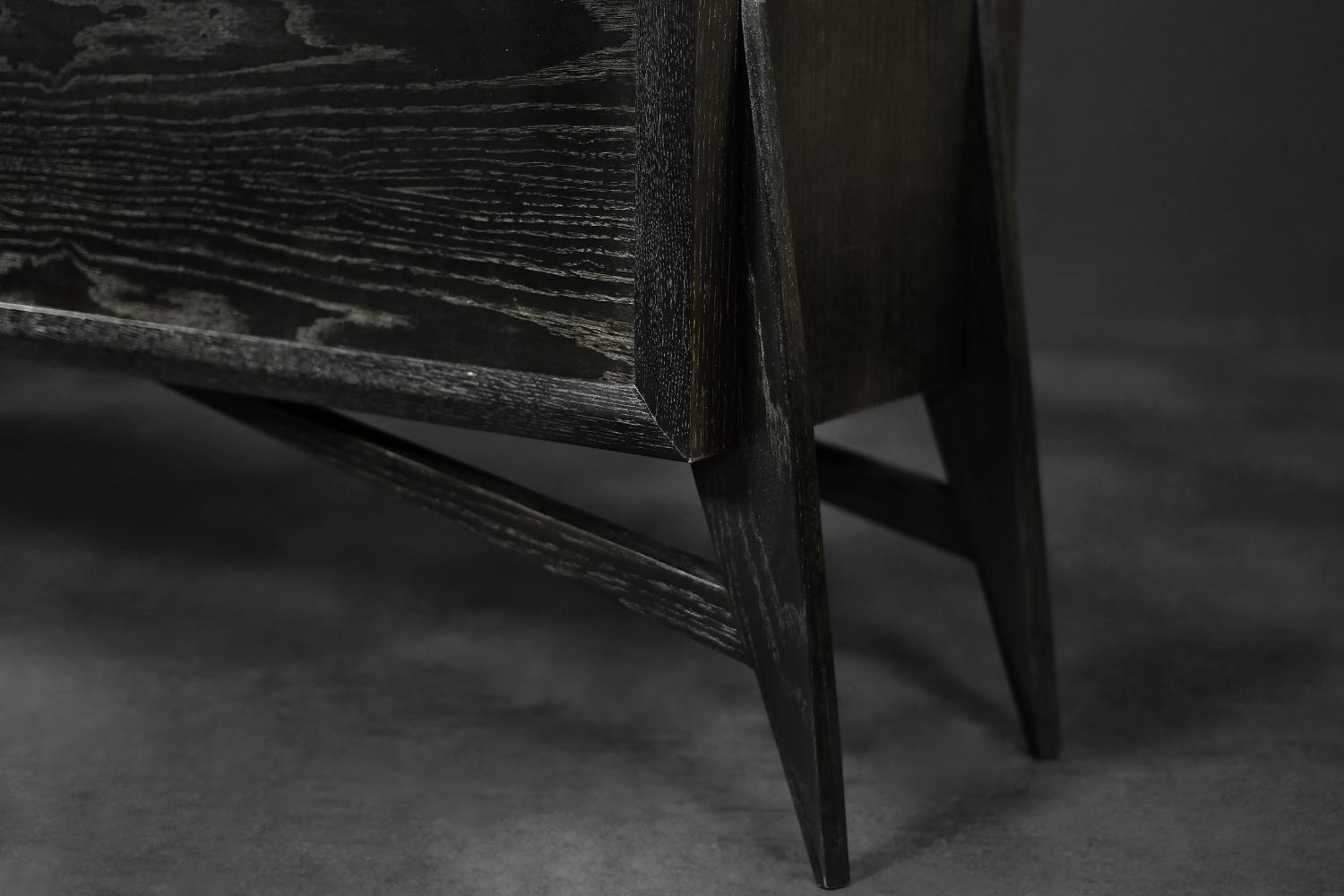Credenza di metà secolo The Modern Scandinavian in rovere scuro grezzo con maniglie in legno, 1960 in vendita 8