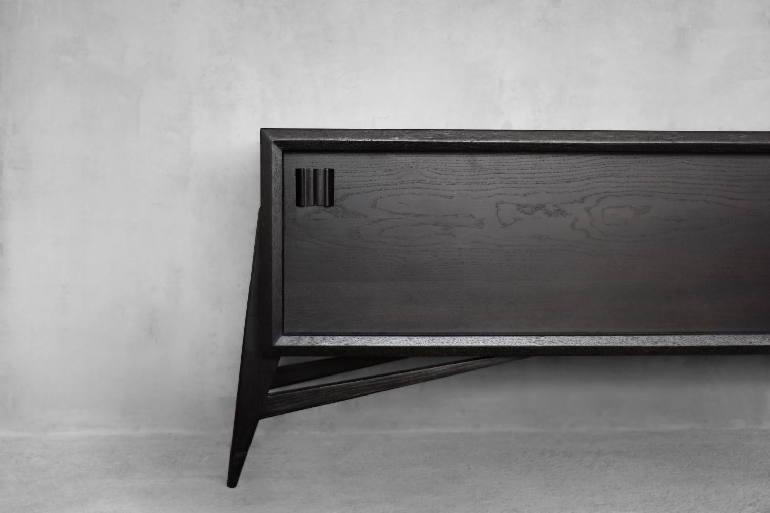 Metallo Credenza di metà secolo The Modern Scandinavian in rovere scuro grezzo con maniglie in legno, 1960 in vendita