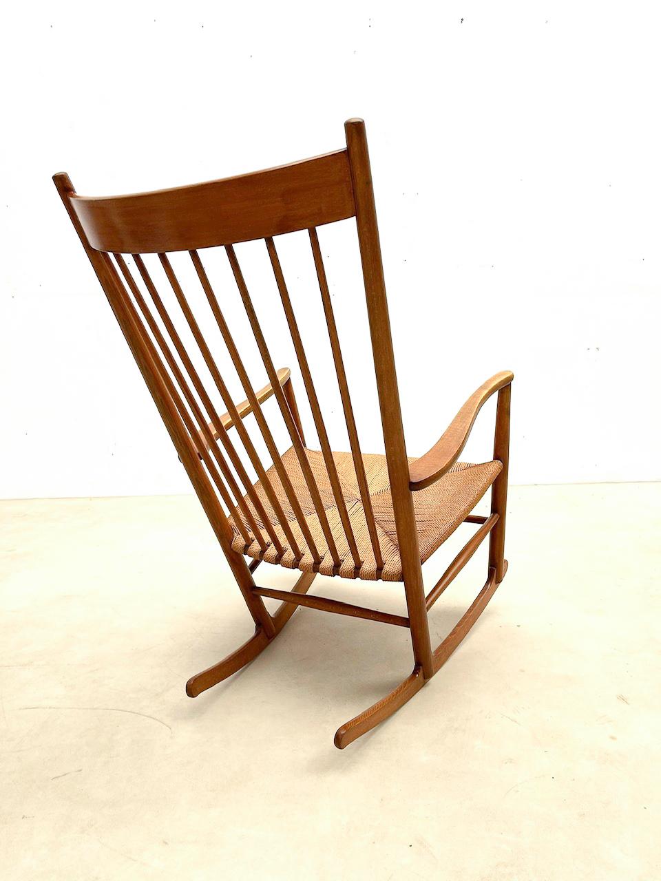 Sedia a dondolo scandinava della metà del secolo scorso, modello J16 di Hans Wegner.

Designer Biografia :

