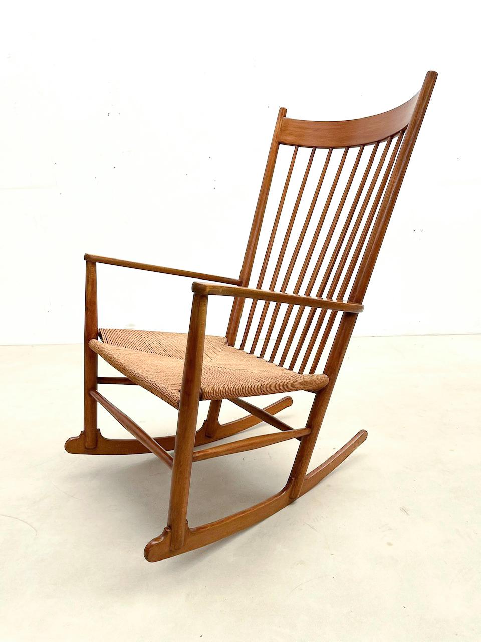 Mid-Century Modern Scandinavian Rocking Chair Model J16 by Hans Wegner, 1960s In Good Condition For Sale In Brussels, BE