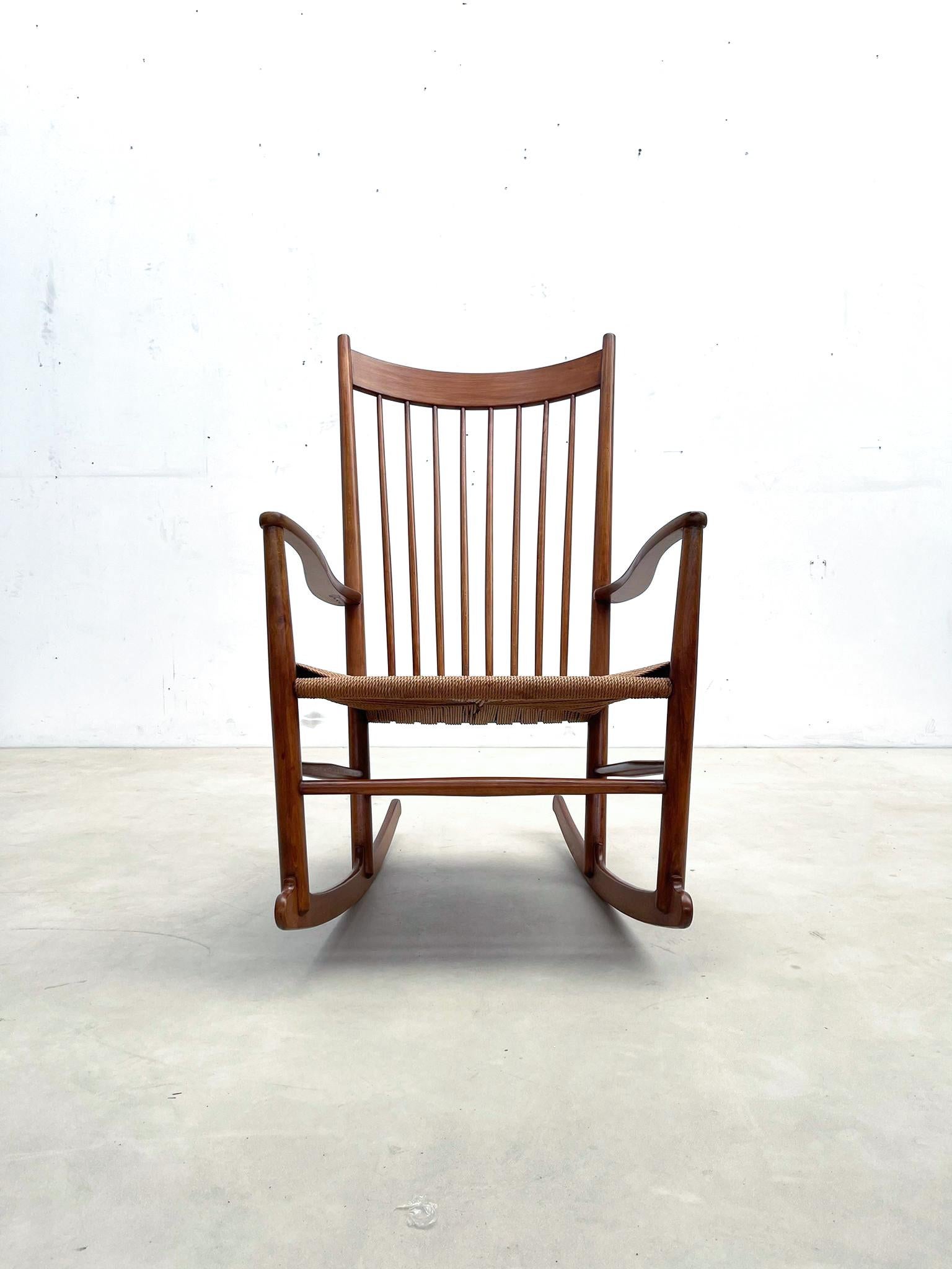 Legno Sedia a dondolo scandinava moderna di metà secolo modello J16 di Hans Wegner, anni '60 in vendita