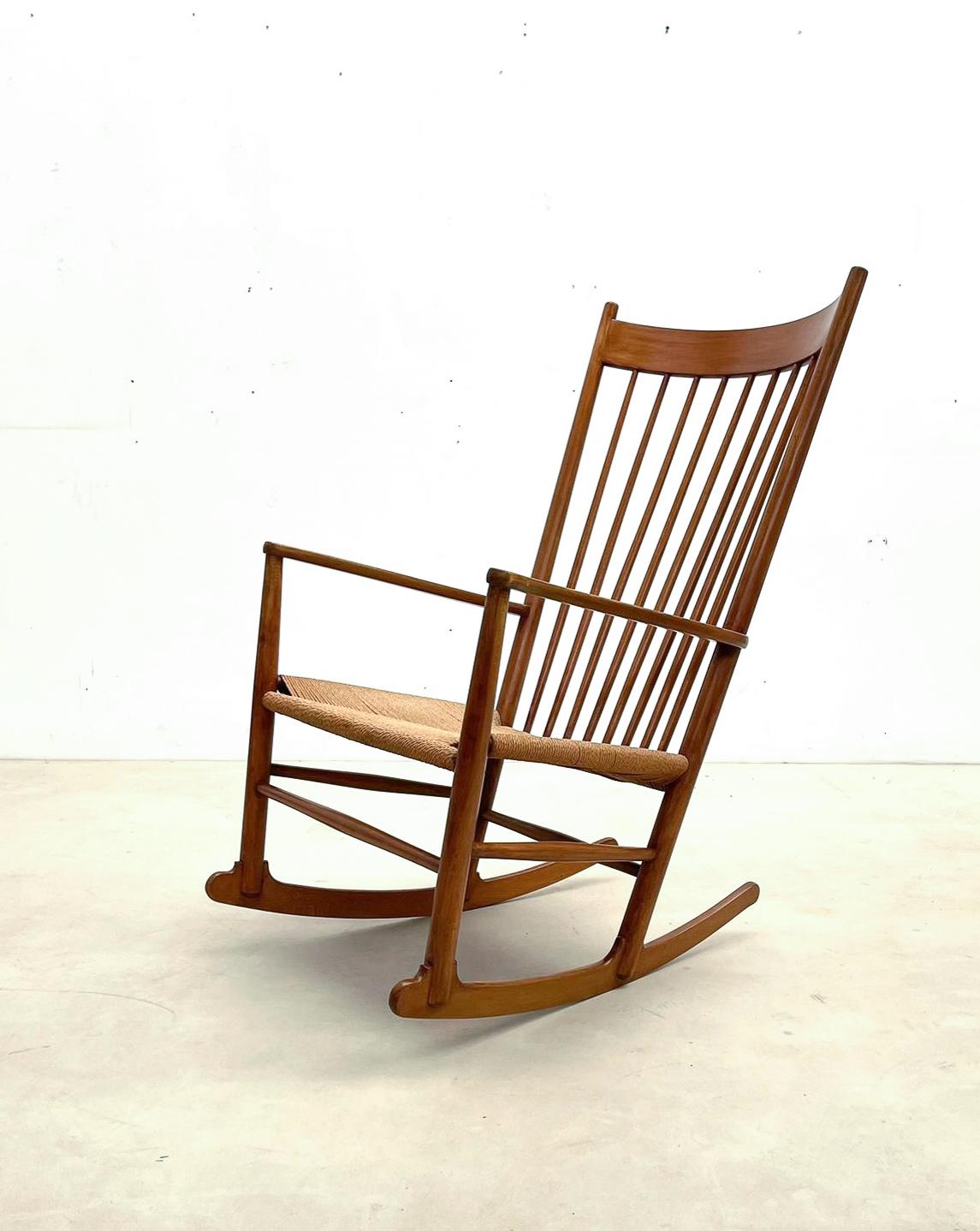 Chaise à bascule scandinave moderne du milieu du siècle dernier, modèle J16 de Hans Wegner, années 1960 en vente 1