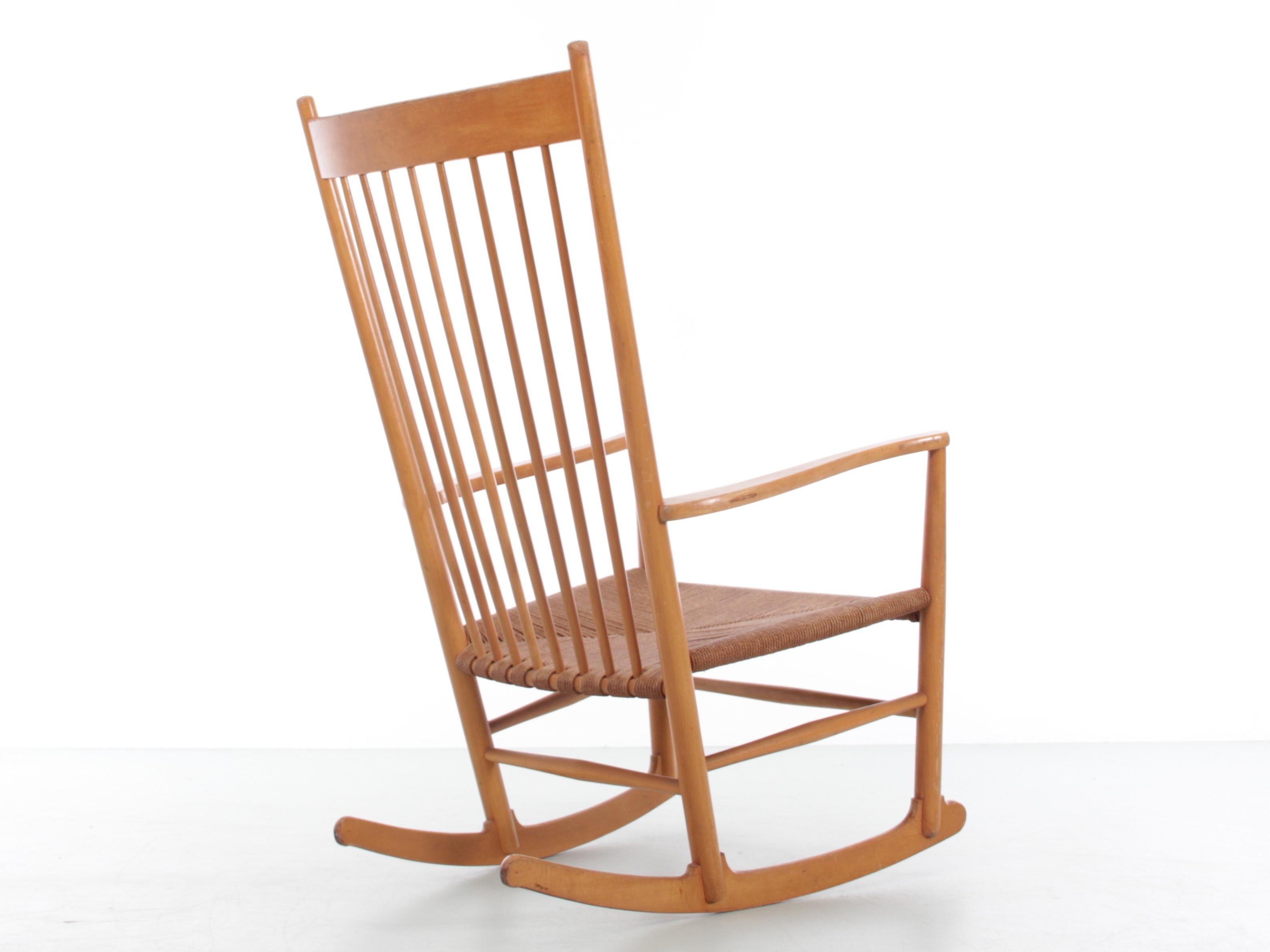 Mid-Century Modern Scandinavian Rocking Chair Model J16 by Hans Wegner for FDB In Good Condition In Courbevoie, FR