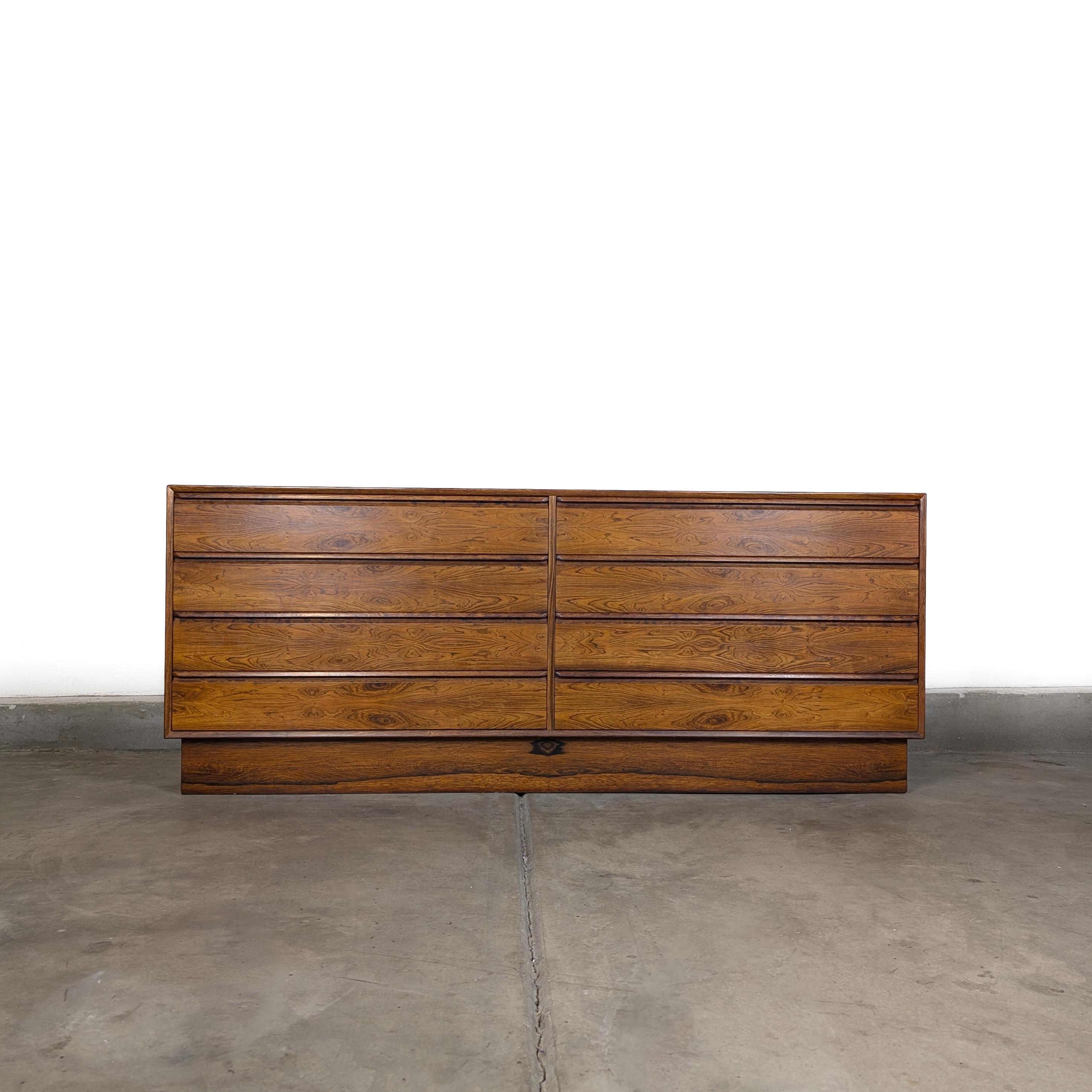 Aggiungi uno stile senza tempo e una bellezza funzionale al tuo spazio con questo comò vintage Mid Century Modern a 8 cassetti di Westnofa, realizzato negli anni Sessanta. Con una larghezza di circa 71,5