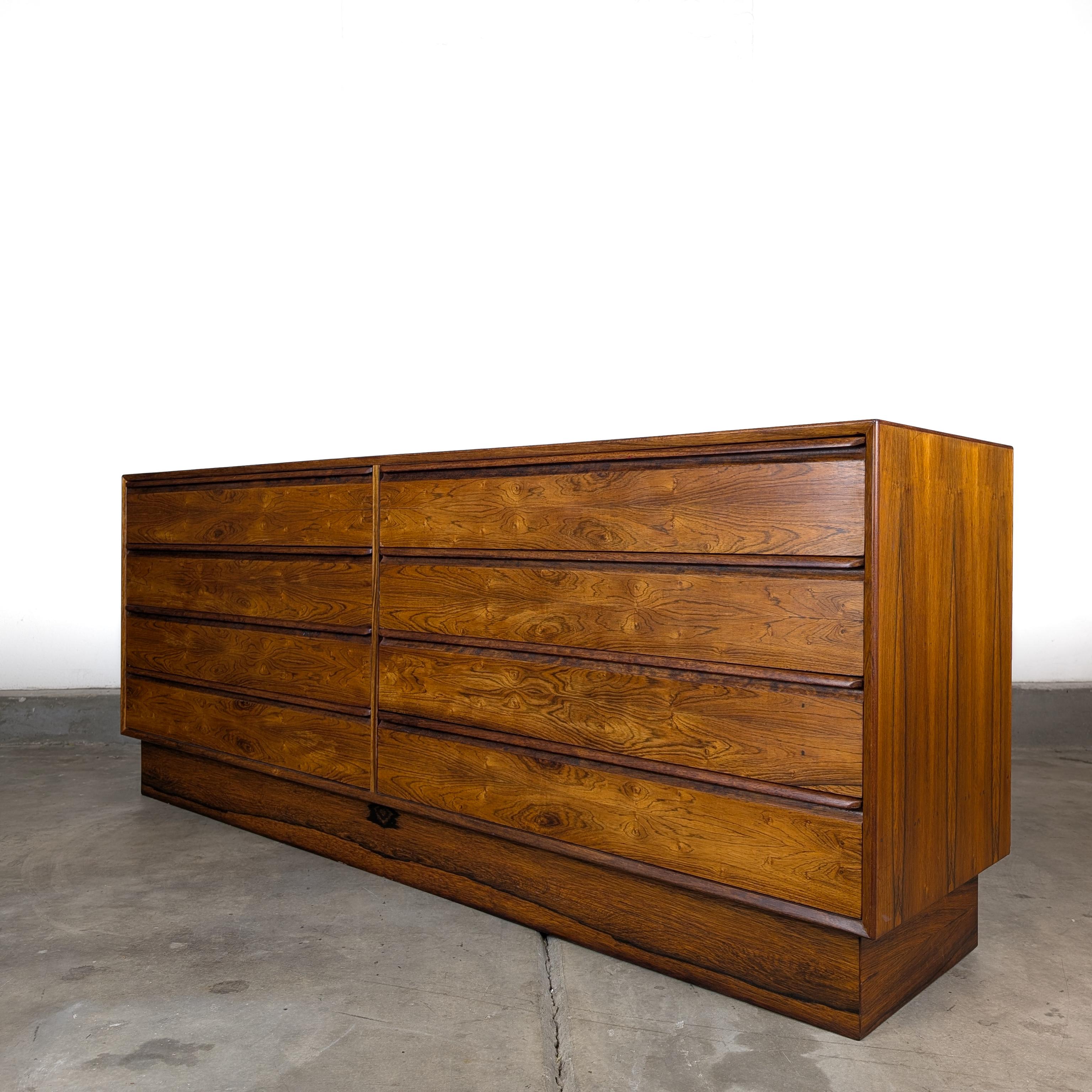 Mid-Century moderno Comò basso in legno di palissandro di Westnofa, metà del secolo scorso, The Modern Scandinavian, 1960 ca. in vendita