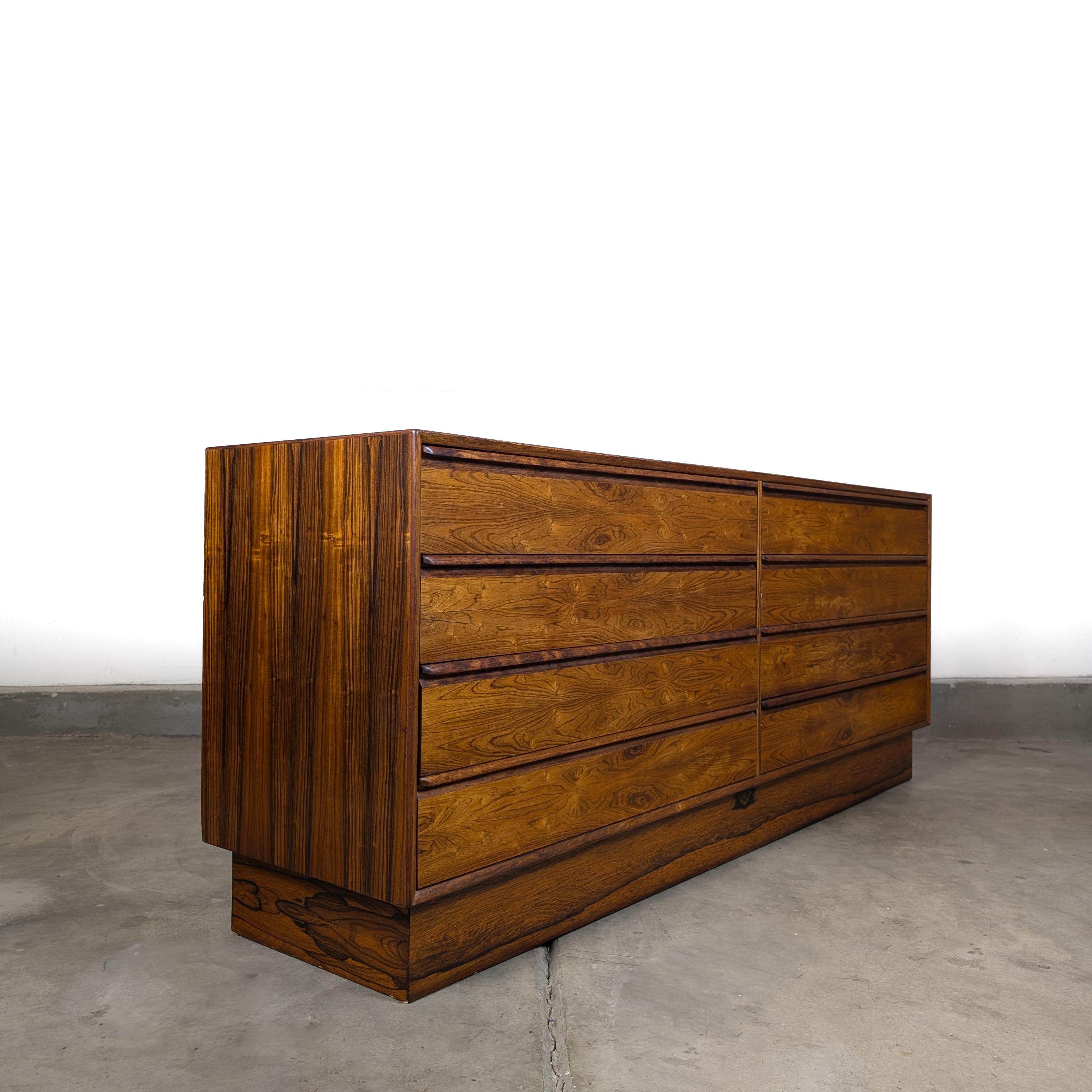 Norvegese Comò basso in legno di palissandro di Westnofa, metà del secolo scorso, The Modern Scandinavian, 1960 ca. in vendita