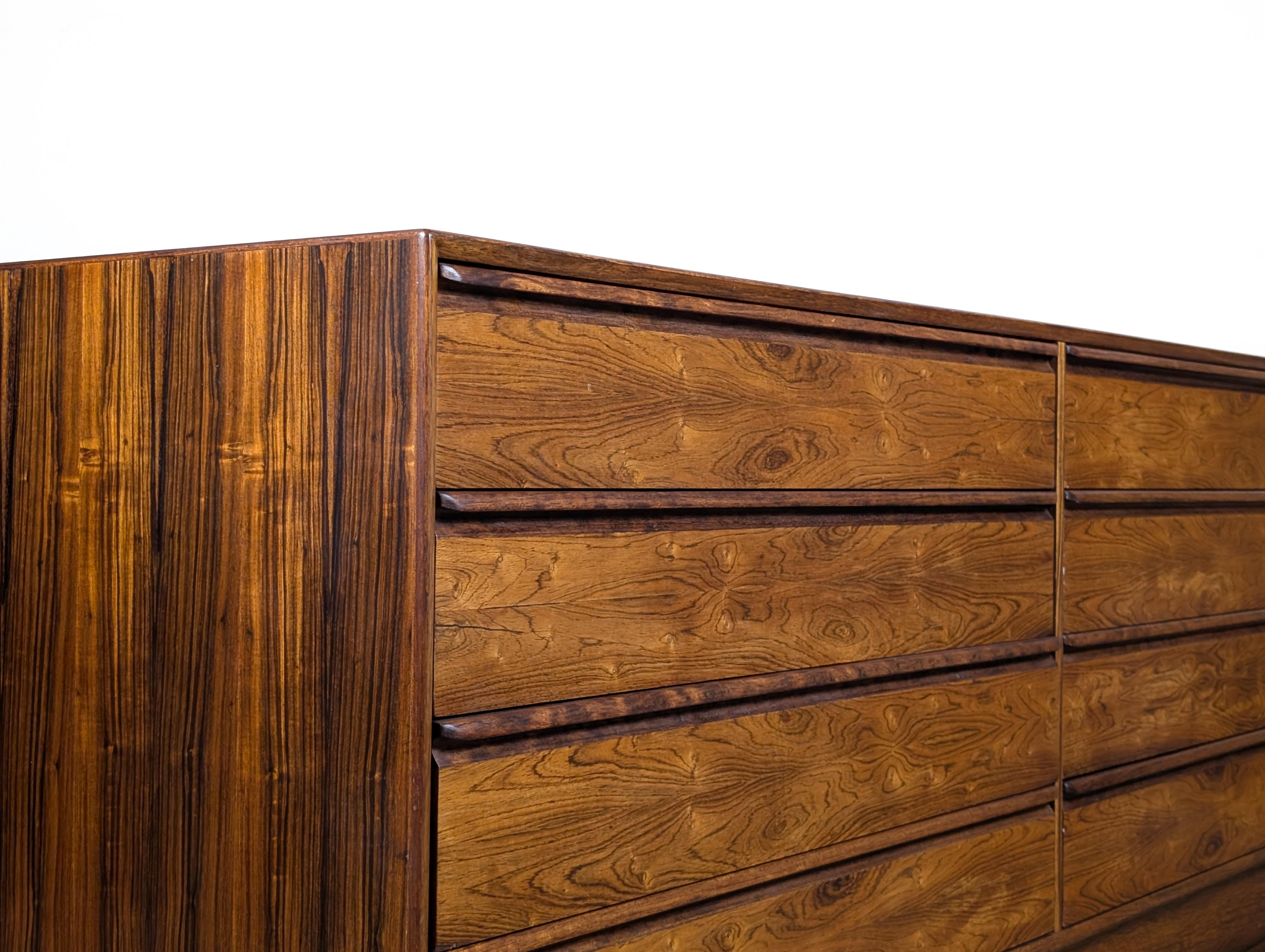Comò basso in legno di palissandro di Westnofa, metà del secolo scorso, The Modern Scandinavian, 1960 ca. In condizioni buone in vendita a Chino Hills, CA
