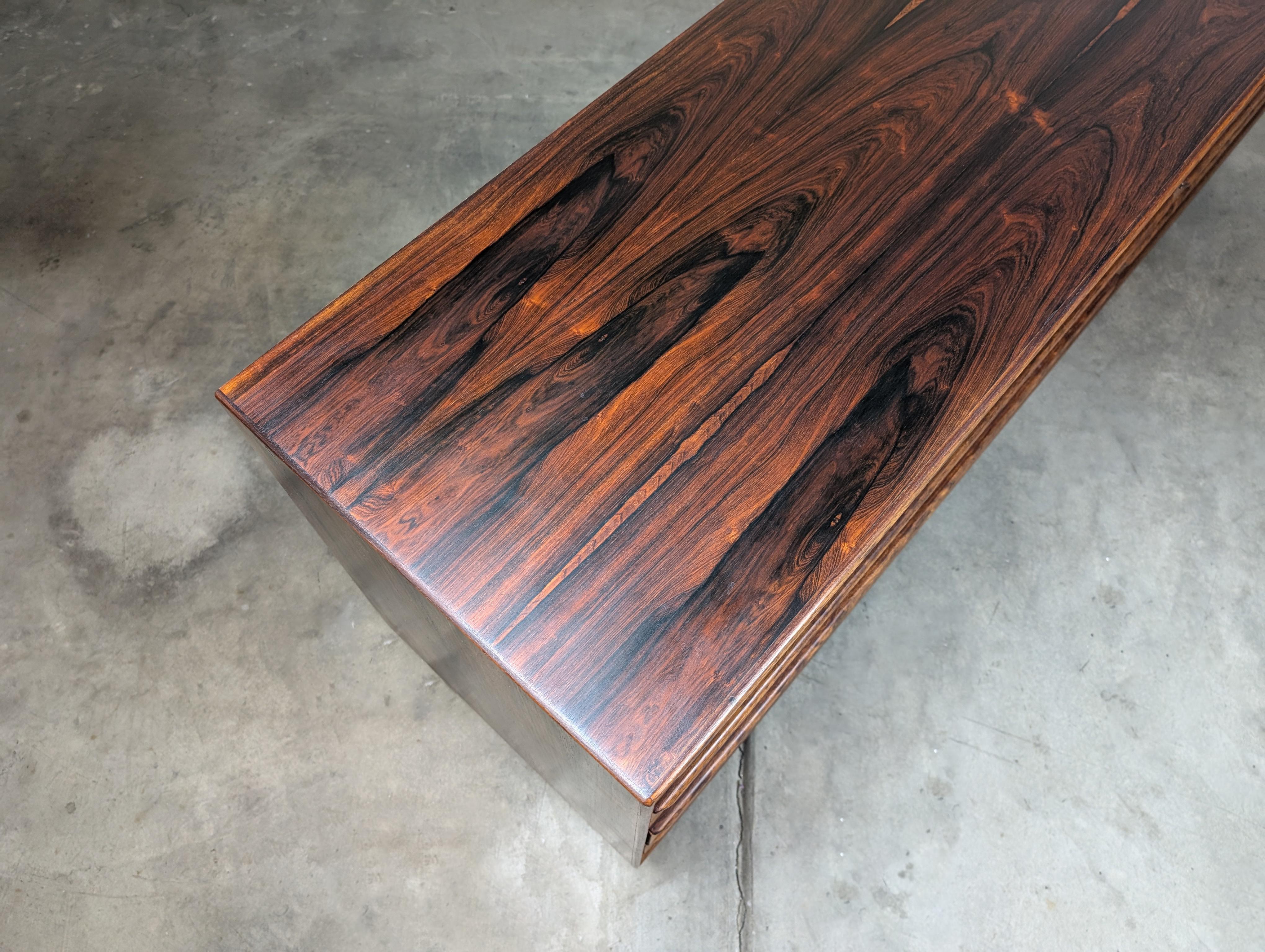 Metà XX secolo Comò basso in legno di palissandro di Westnofa, metà del secolo scorso, The Modern Scandinavian, 1960 ca. in vendita