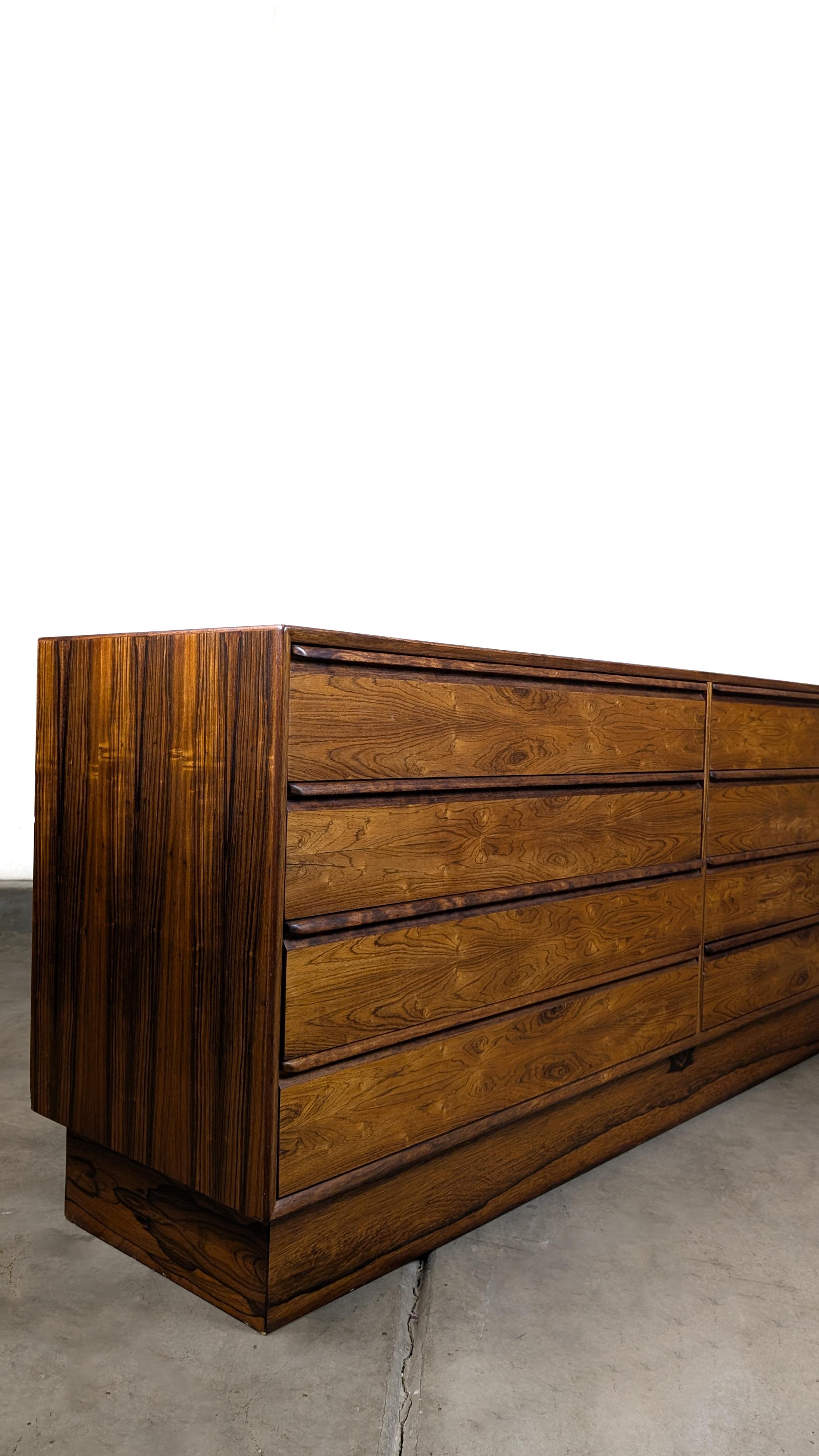 Palissandro Comò basso in legno di palissandro di Westnofa, metà del secolo scorso, The Modern Scandinavian, 1960 ca. in vendita