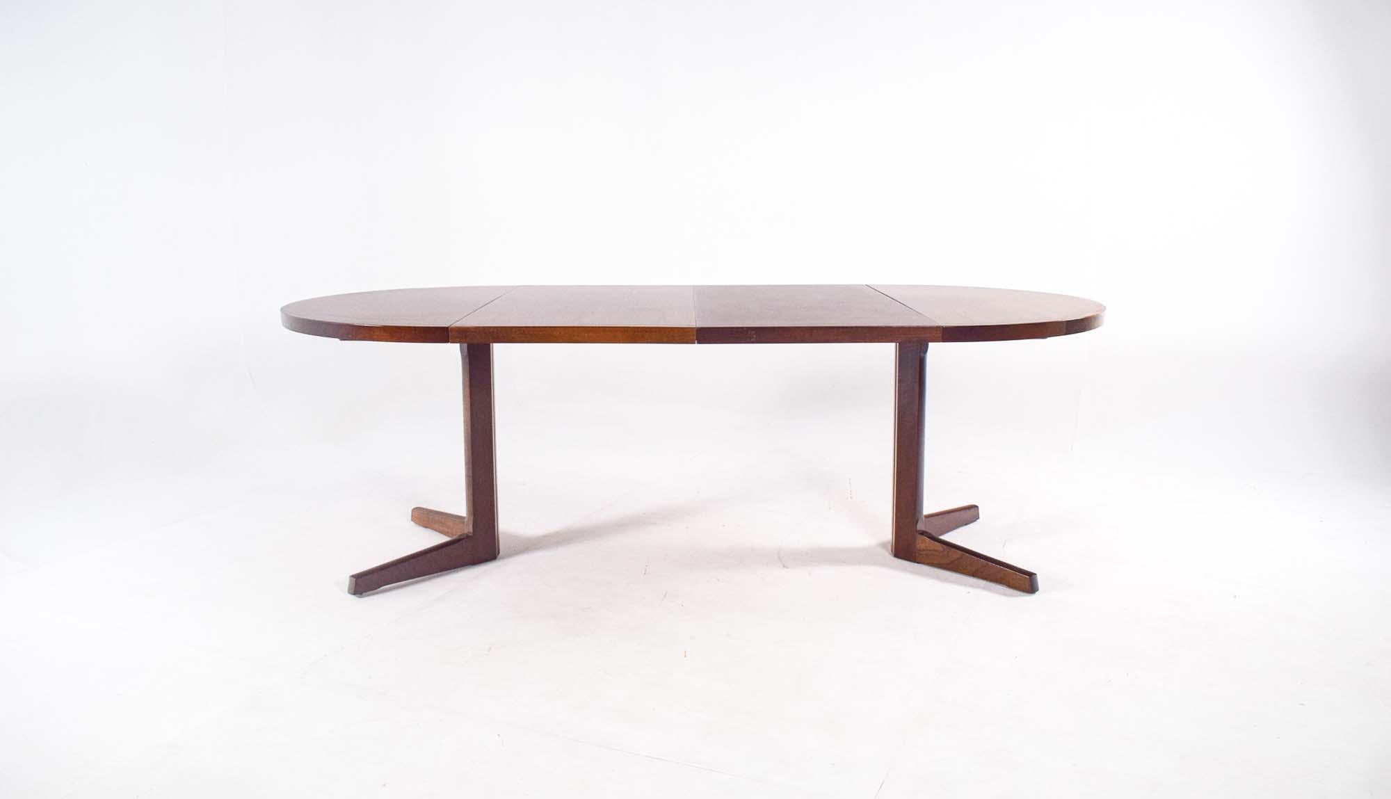 Mid-Century Modern Scandinavian Rosewood Pedestal Dining Table (Dänisch) im Angebot