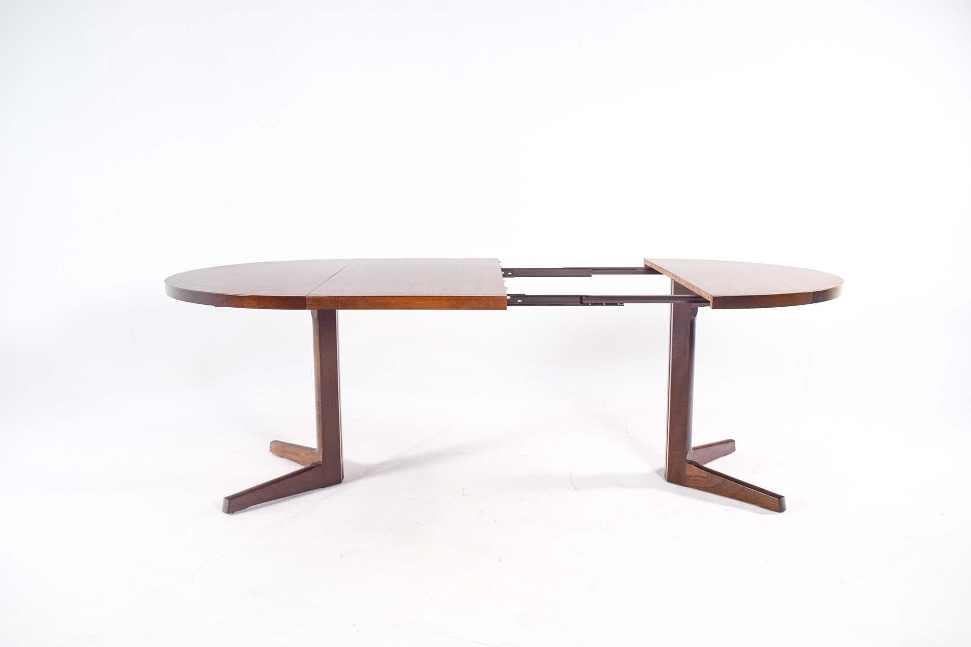 Mid-Century Modern Scandinavian Rosewood Pedestal Dining Table (Mitte des 20. Jahrhunderts) im Angebot