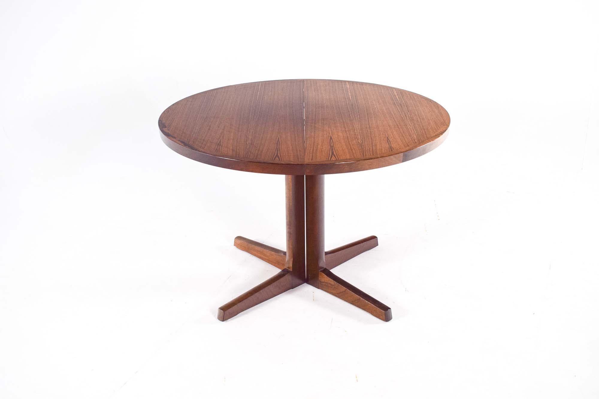 Mid-Century Modern Scandinavian Rosewood Pedestal Dining Table (Rosenholz) im Angebot