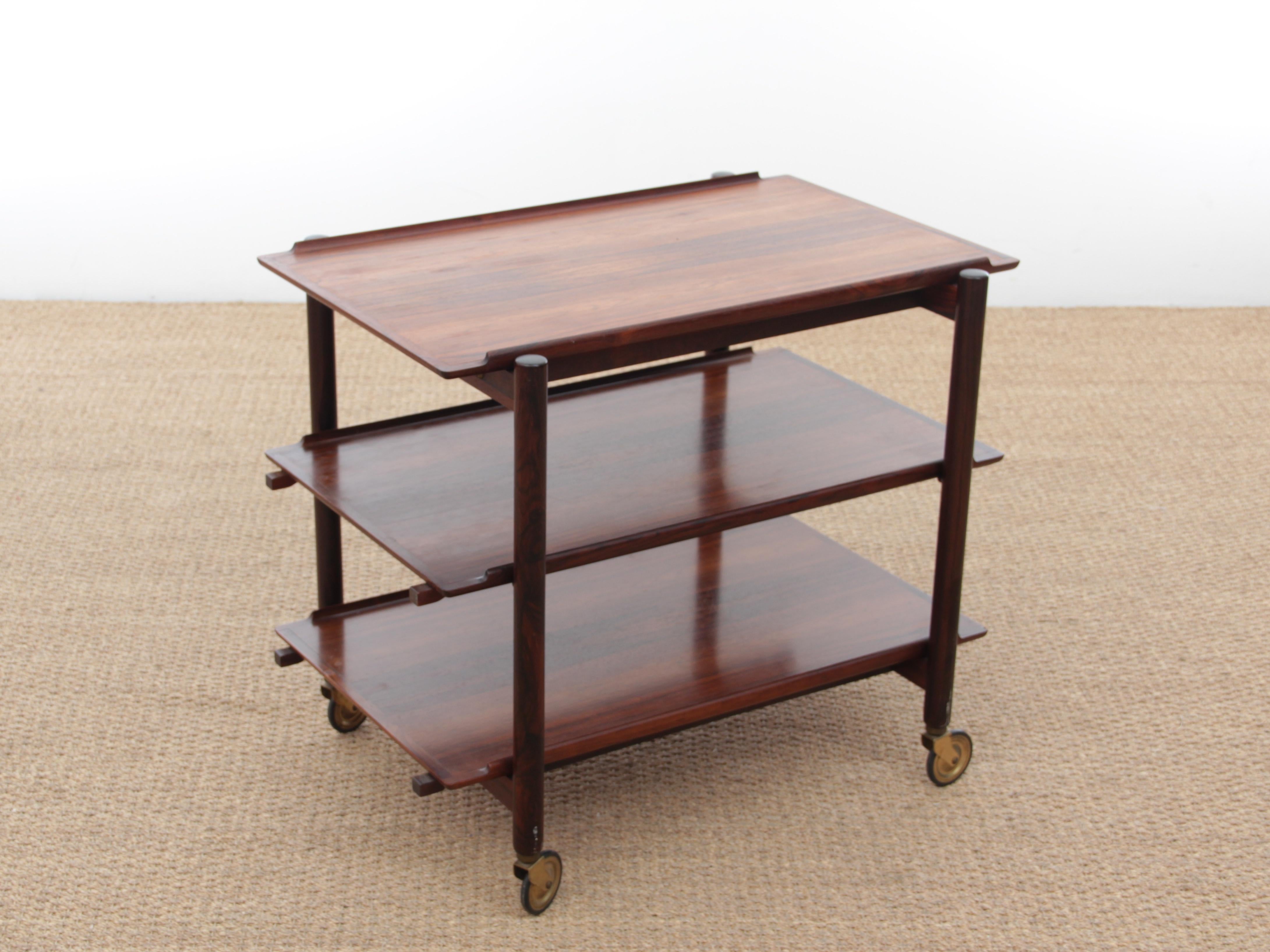 The Modern Scandinavian rosewood trolley by Poul Hundevad. 2 plateaux amovibles. Plateau supérieur coulissant.