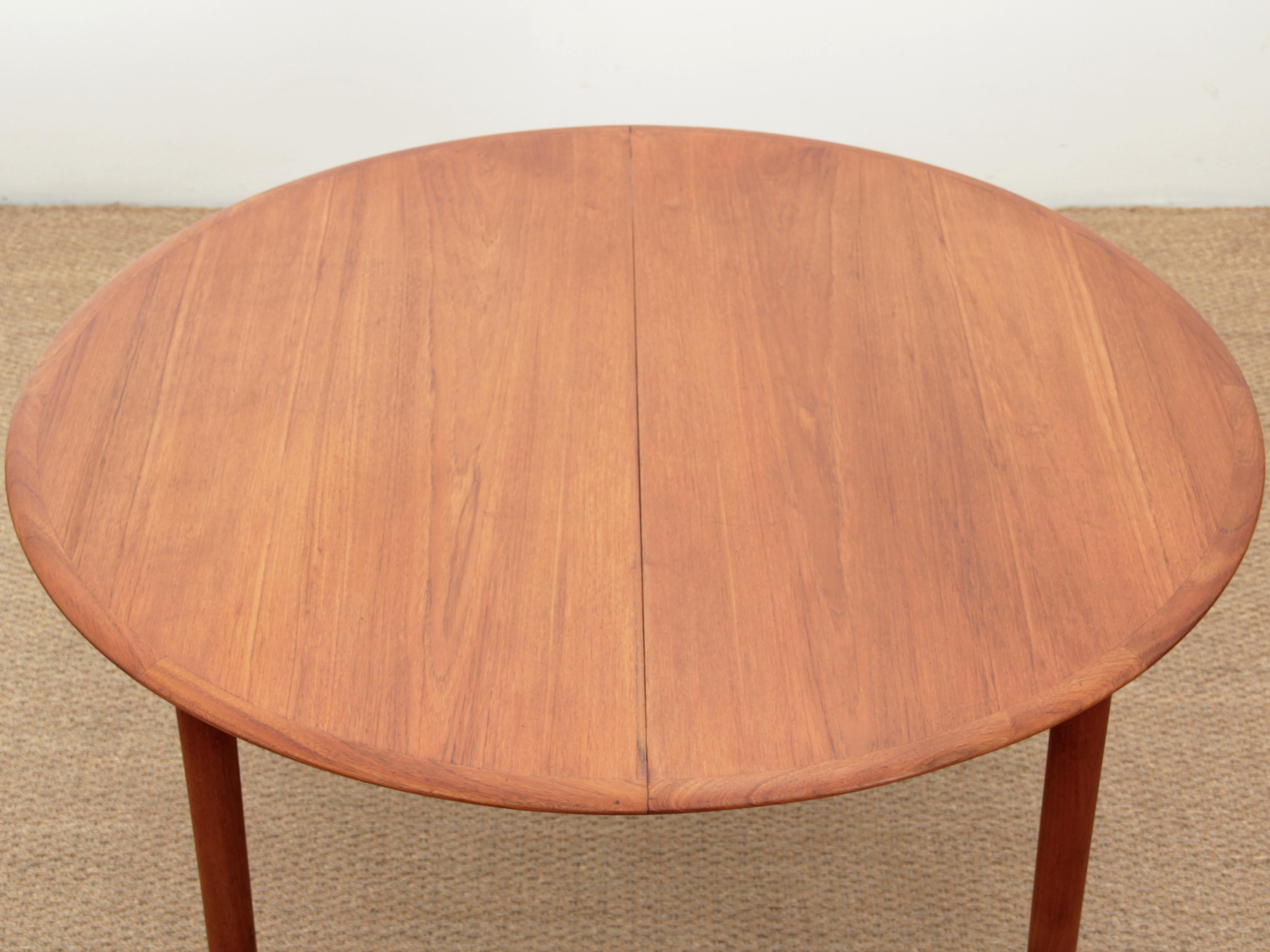 Mid-Century Modern Scandinavian Round Dining in Teak 4/8 Seats by Hovmand-Ols In Good Condition For Sale In Courbevoie, FR