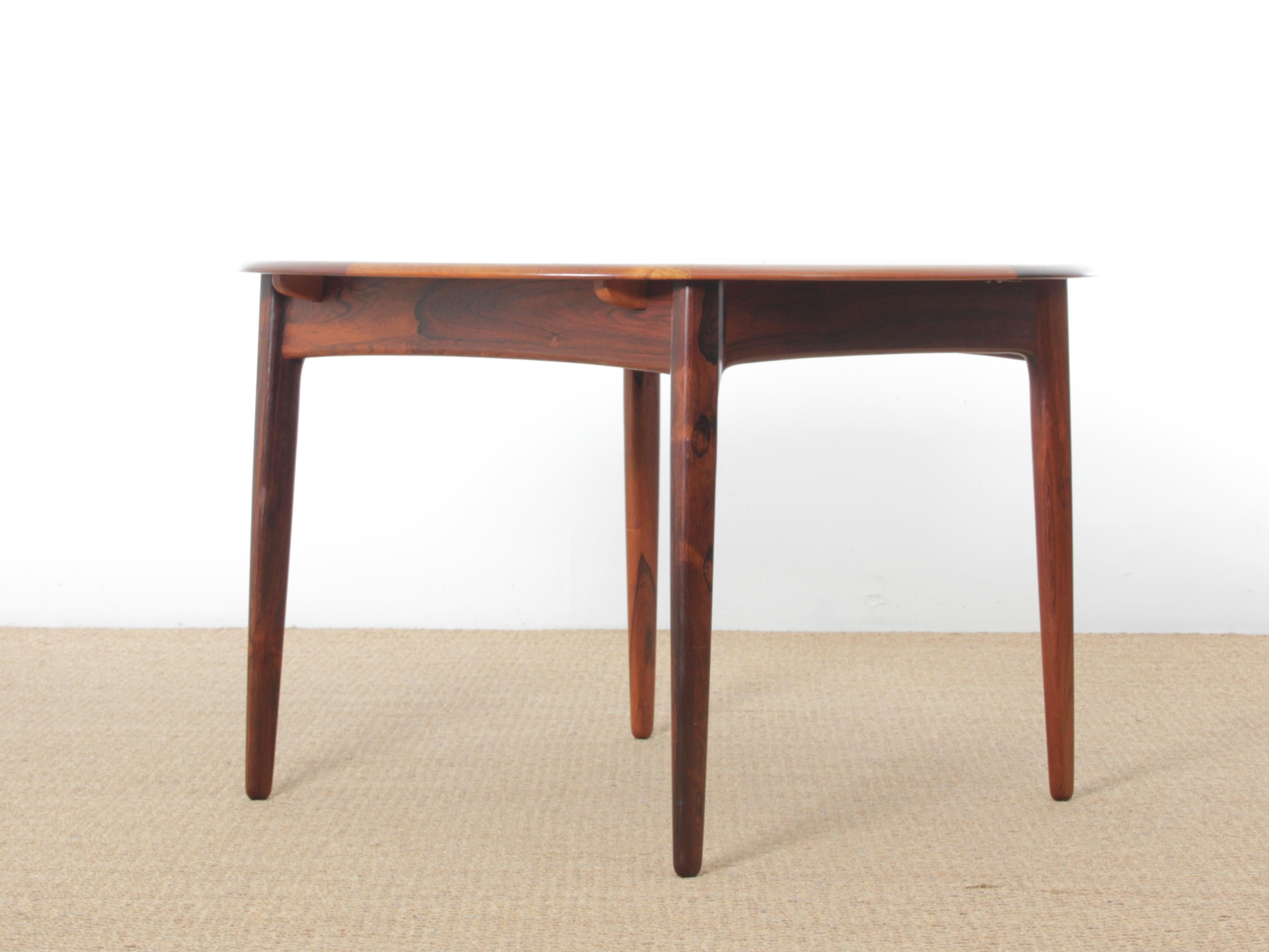 Mid-Century Modern Scandinavian round dining table in rosewood 6/8 seats. Solid rosewood frame. 2 small extension leaves.