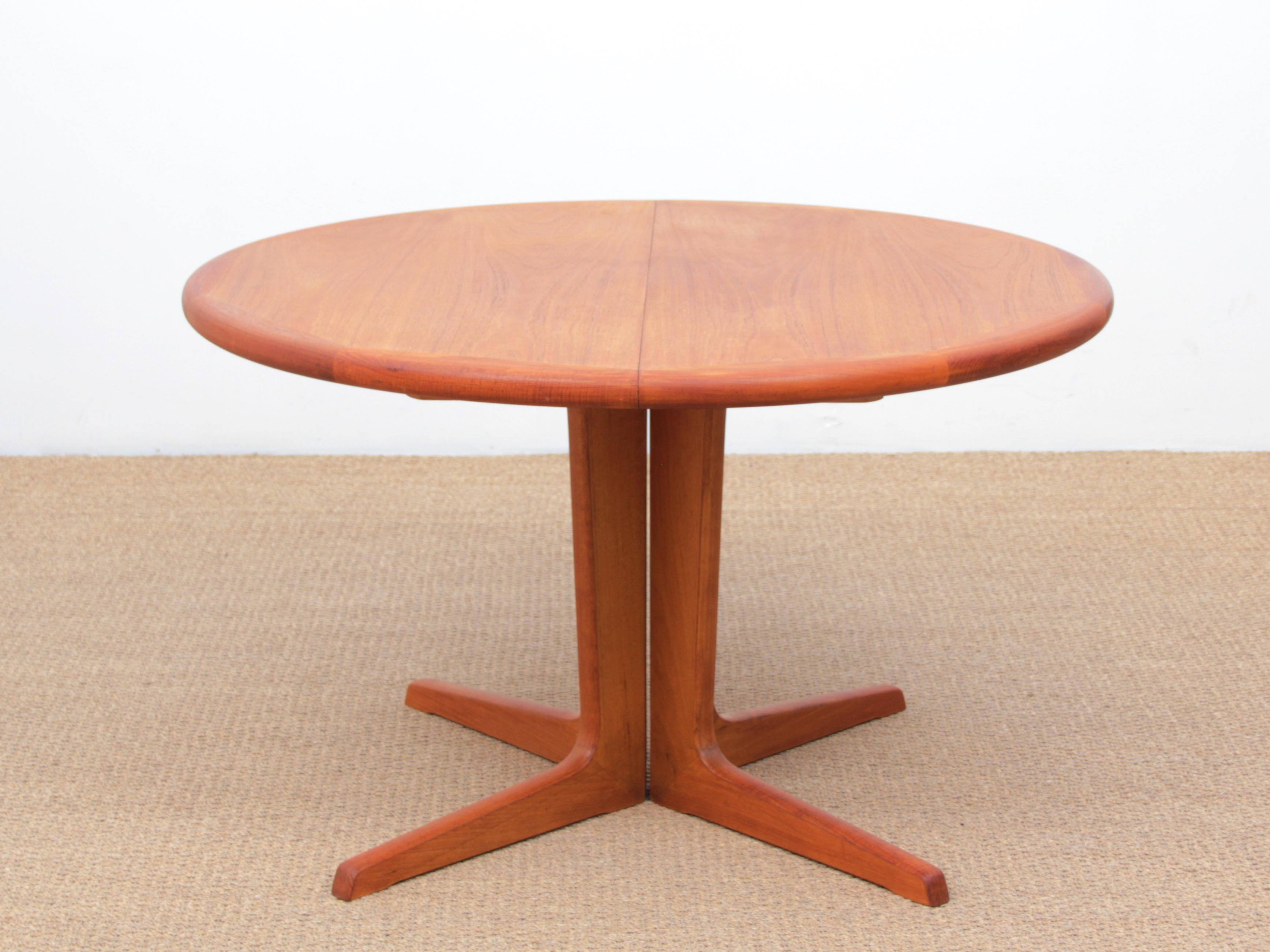 Mid-Century Modern Scandinavian round dining table in teak 6/10 seat. Come with 2 extra leaves. Central leg.