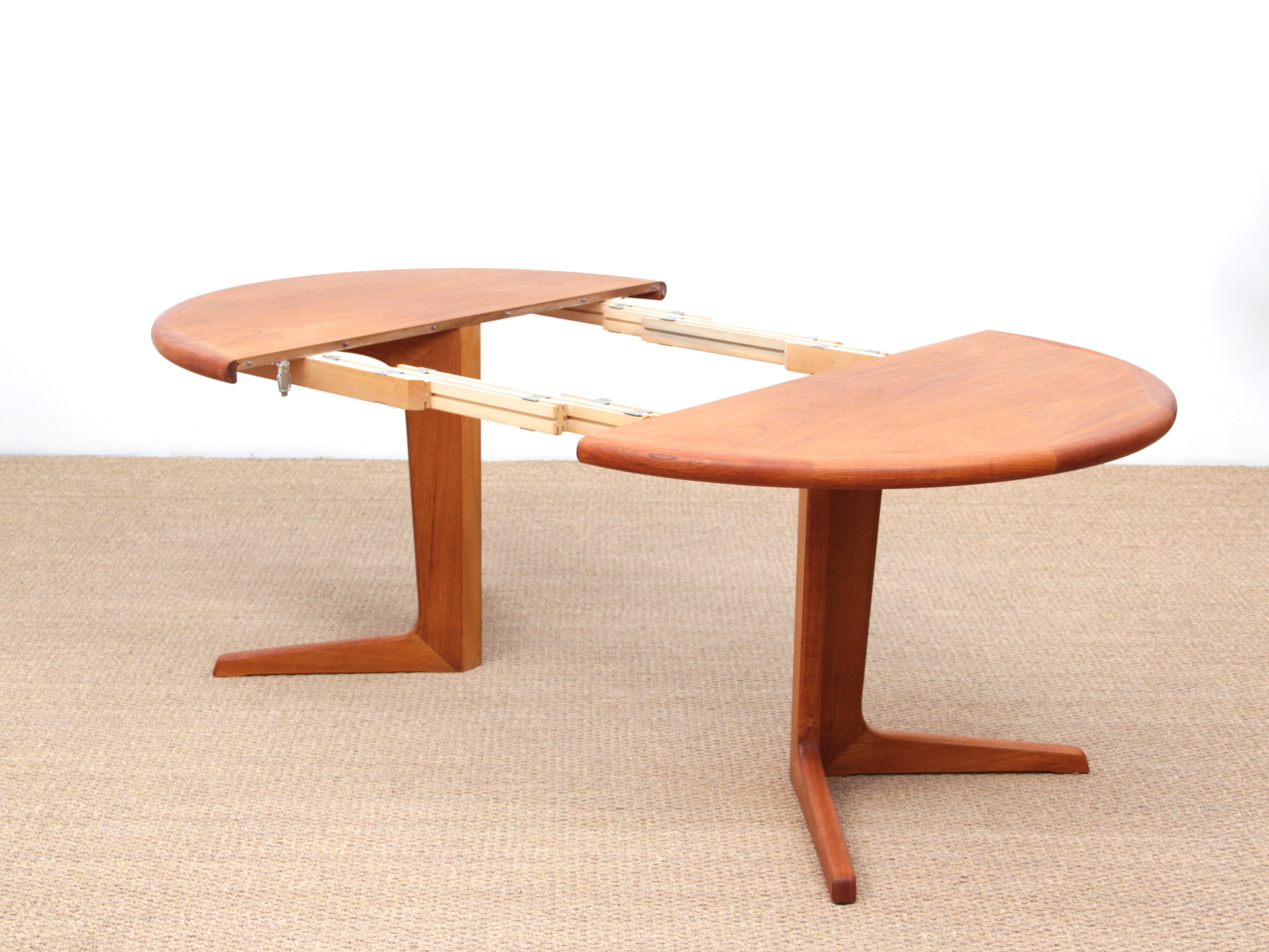 Mid-Century Modern Scandinavian Round Dining Table in Teak 6/10 Seat In Good Condition In Courbevoie, FR
