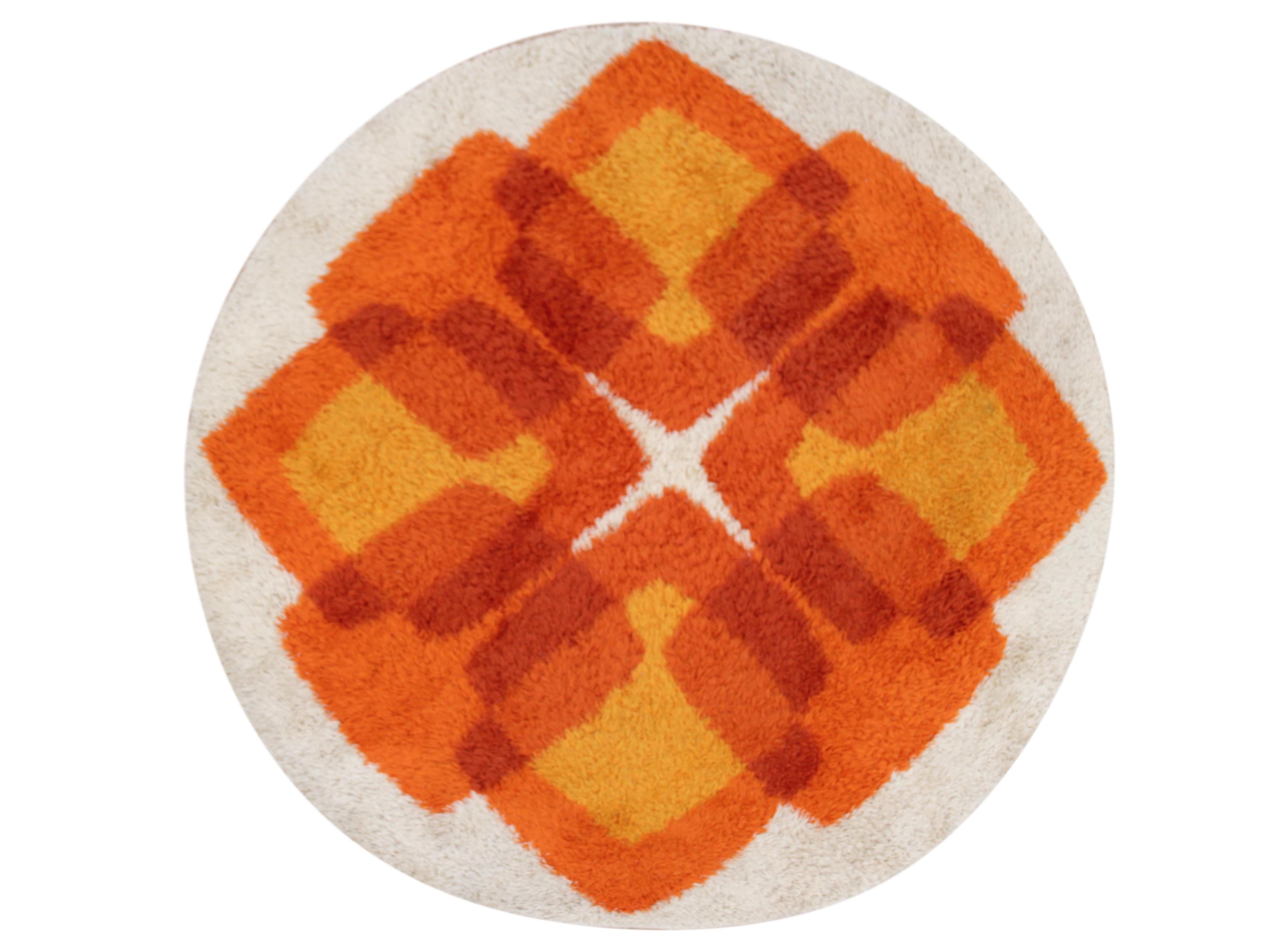 Mid-Century Modern Scandinavian Rya rug by Højer Eksport Wilton. Light oval form. Wool handmade. Has been dry cleaned.

Measures: Oval 180 x 195 cm.
