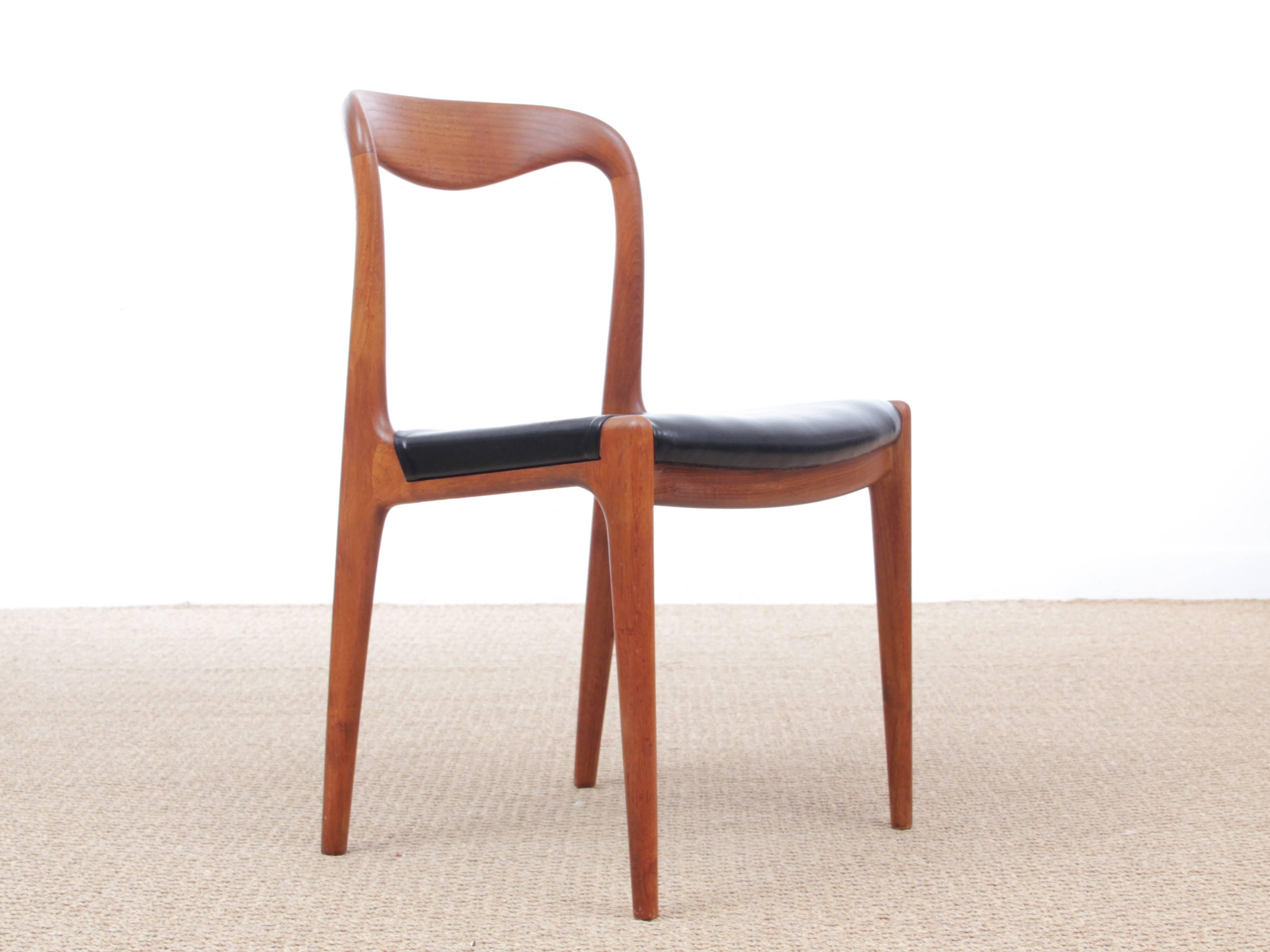 Mid-Century Modern Scandinavian set of ten chairs in teak. Original seats in similar leather. Needed to be reupholstered. New upholstery on demand, leather or fabric: + €220 per chair. Delivery tile 4 weeks.