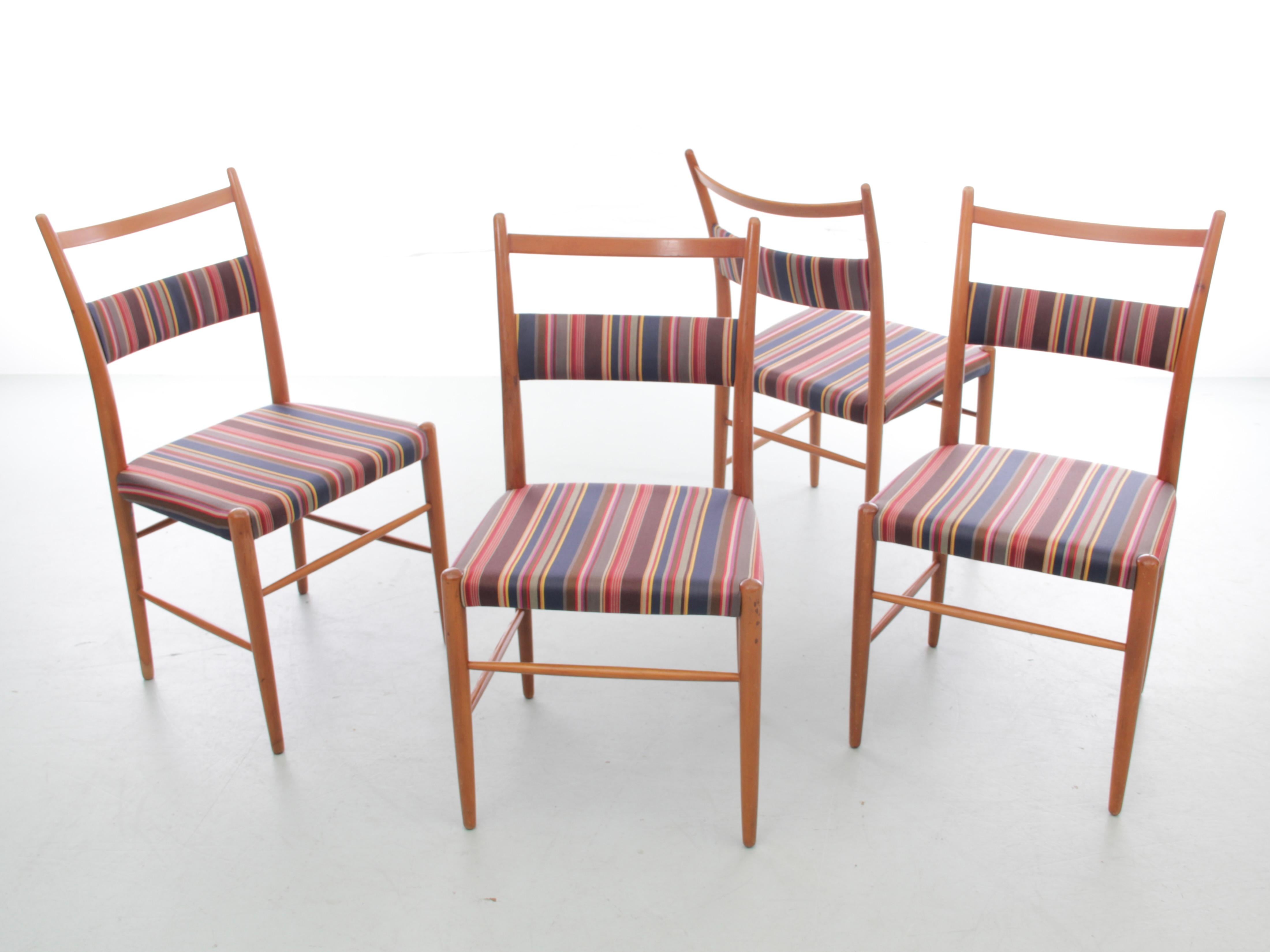 Metà secolo  set di 4 sedie moderne scandinave di Yngve Ekström. Rivestito di recente con tessuto Paul Smith.

L : 46 cm - P : 40 cm - H : 85 cm - Seduta H : 45 cm.
