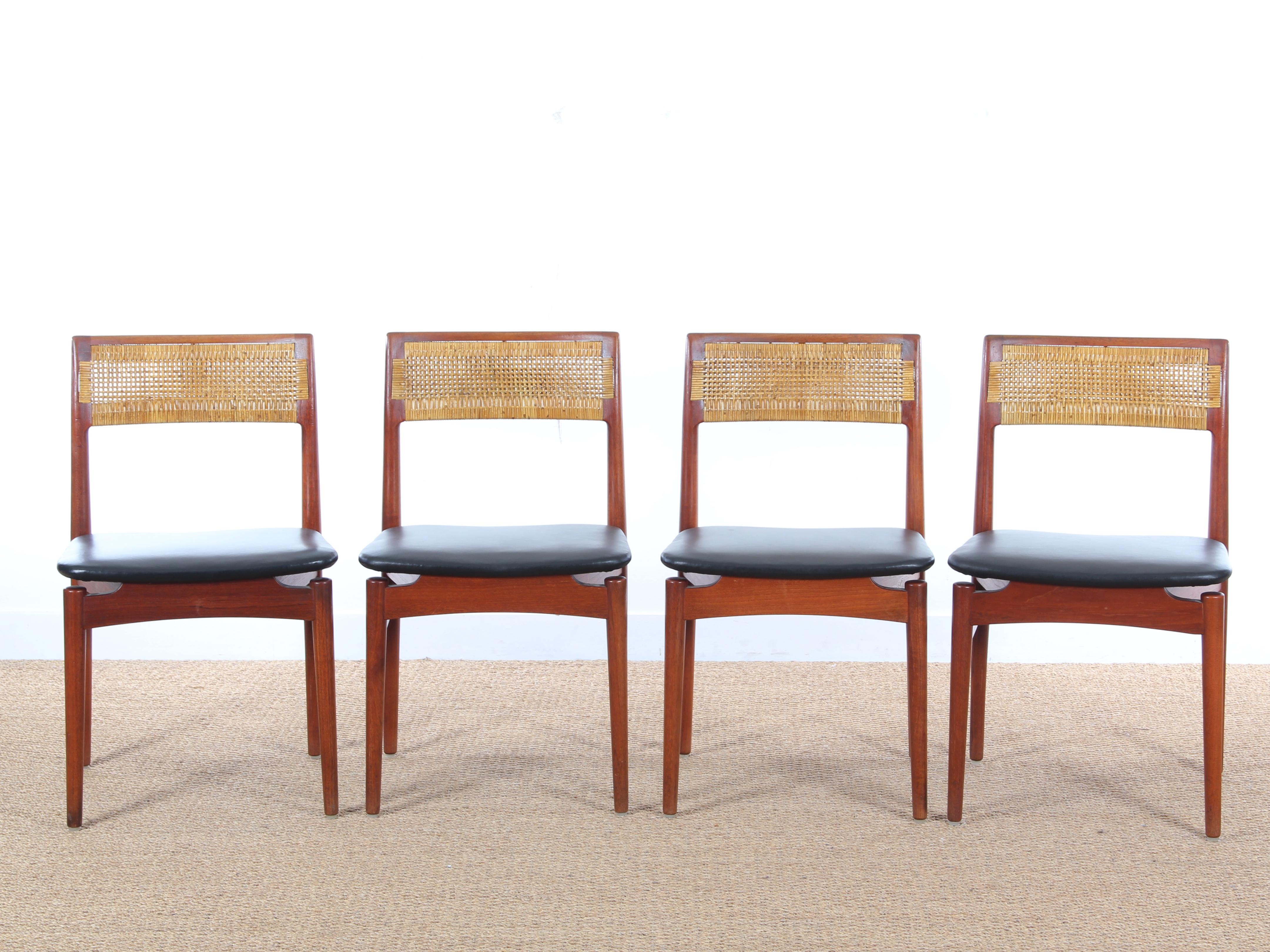 Set of 4 Mid-Century Modern Dansih chairs in teak and leather by Erik Wørts for Henrik Wørts Møbelsnedkeri. Literature: 40 years of Danish furniture design: the Copenhagen Cabinetmakers’ Guild exhibitions 1927-1966; Dansk møbelkunst gennem 40 aar: