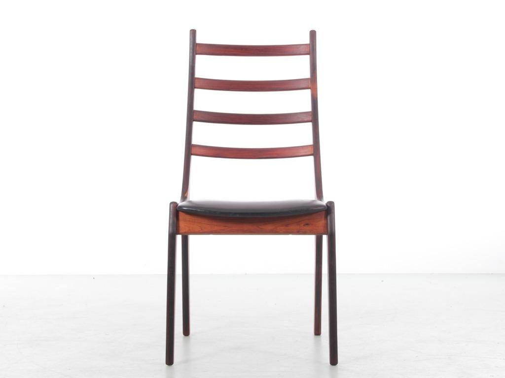 Mitte des Jahrhunderts  Modern Scandinavian 4 Stühle aus Palisanderholz  von Henning Kjærnulf. Sitz in schwarzem Original-Leder. 
