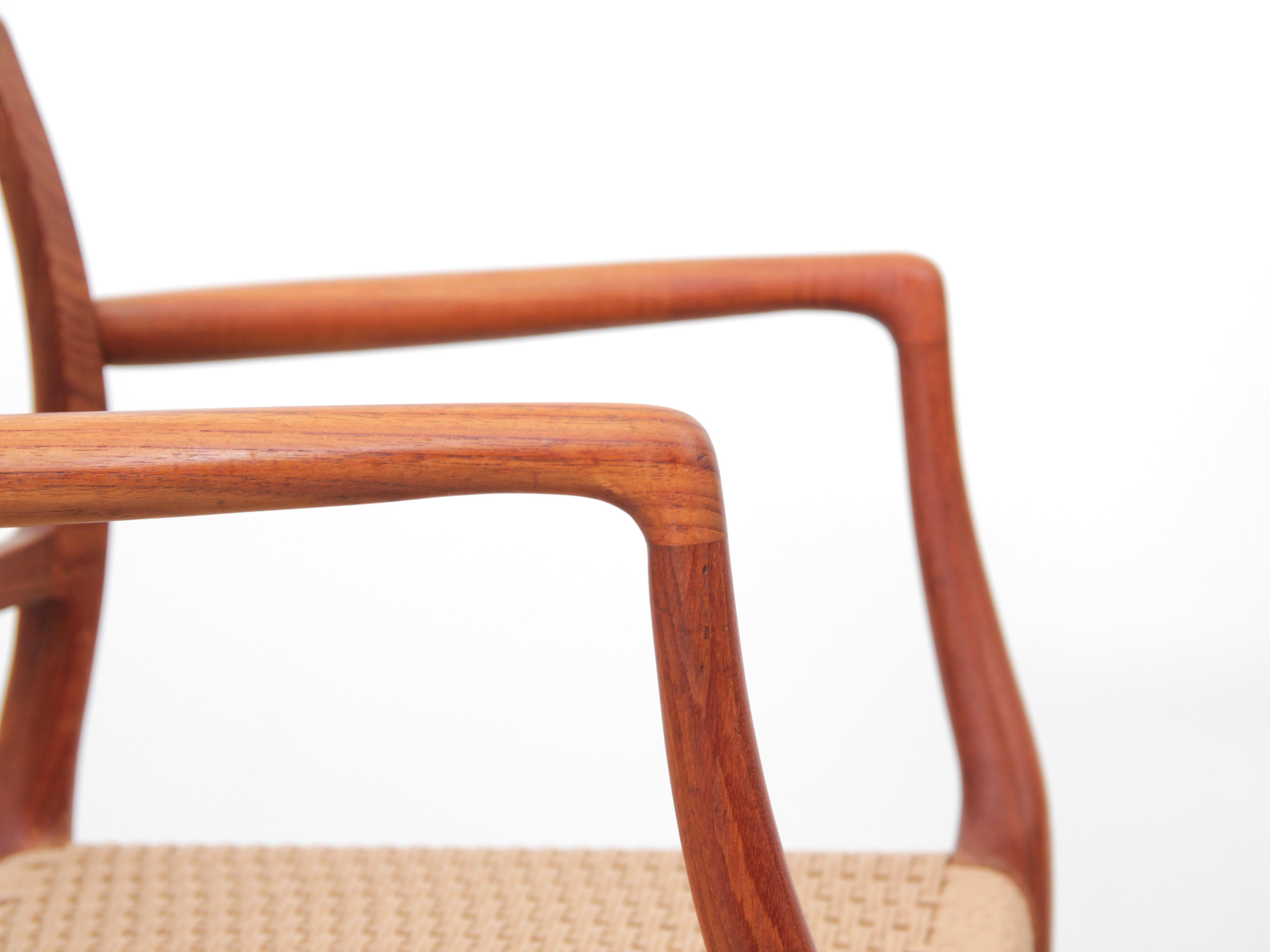 Mid-Century  Ensemble scandinave moderne de 4 fauteuils en teck, modèle 66  en vente 6