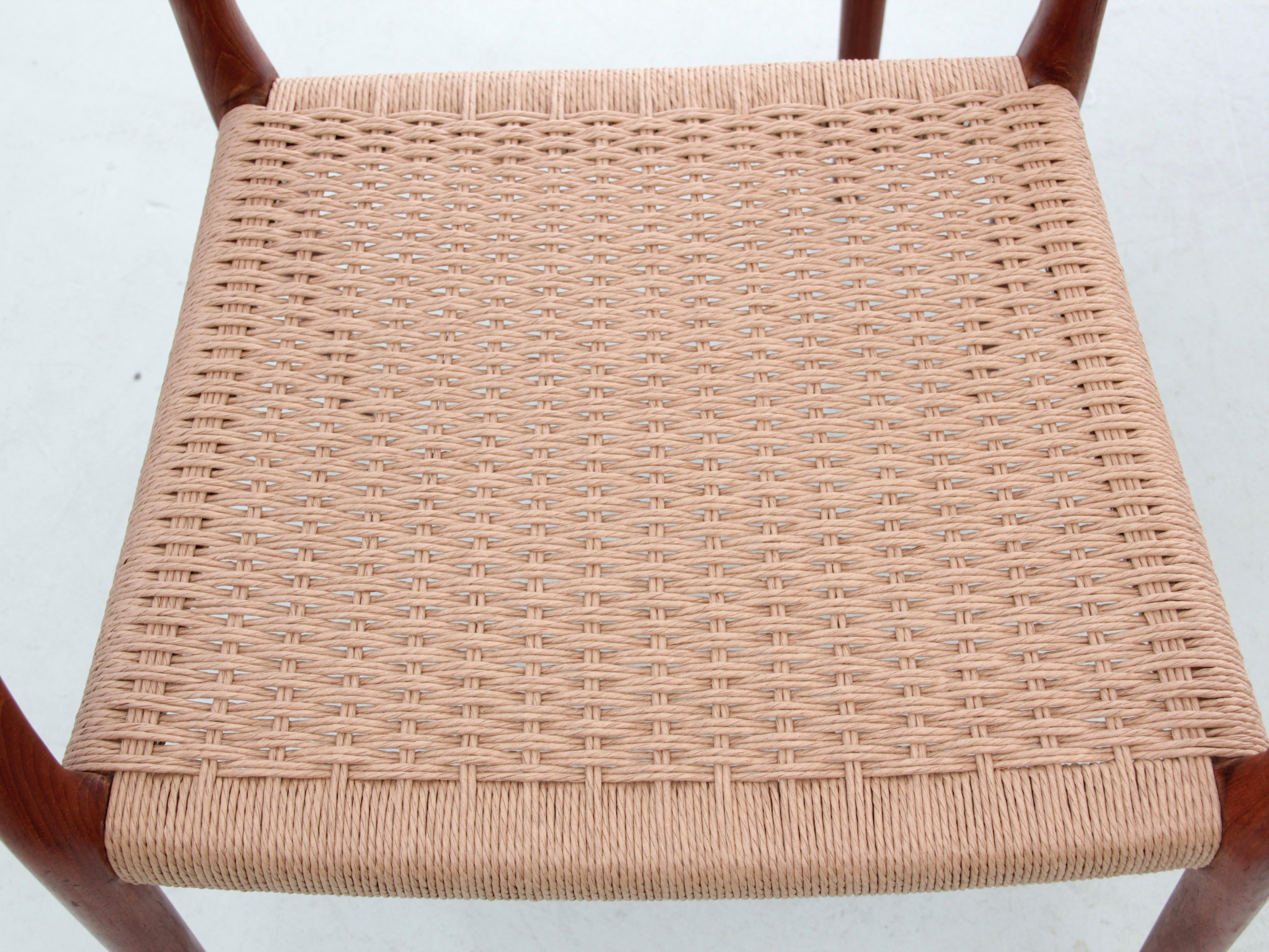 Mid-Century  Ensemble scandinave moderne de 4 fauteuils en teck, modèle 66  en vente 7