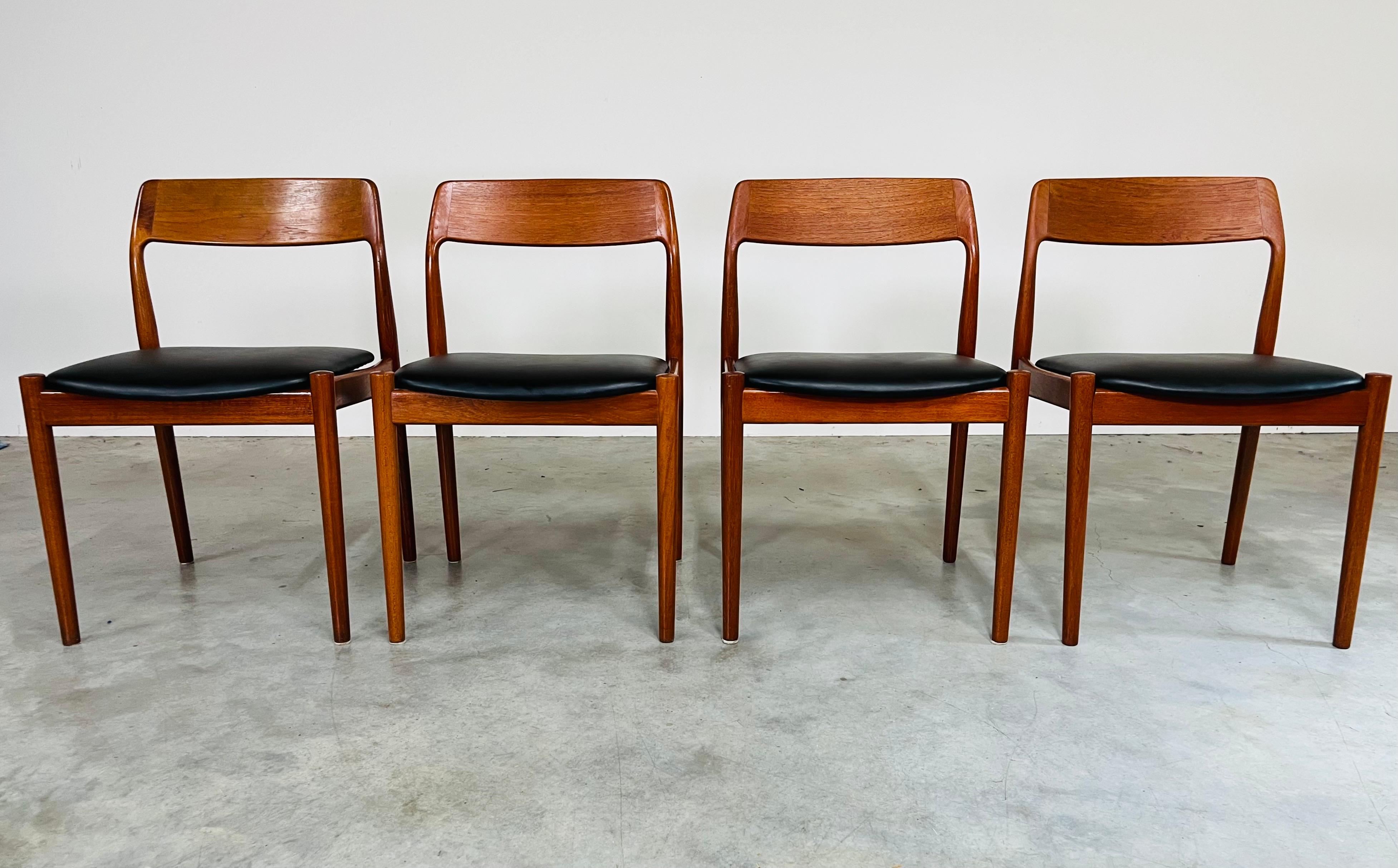 Set di 4 sedie da pranzo scultoree in teak scandinavo realizzate da par Nørgaards Møbelfarik nel 1963. Pelle originale nera simile. 

Nørgaards Møbelfabrik (Produttore),Johannes Norgaard (Produttore)

In ottime condizioni vintage. 
30x19.5x19.5