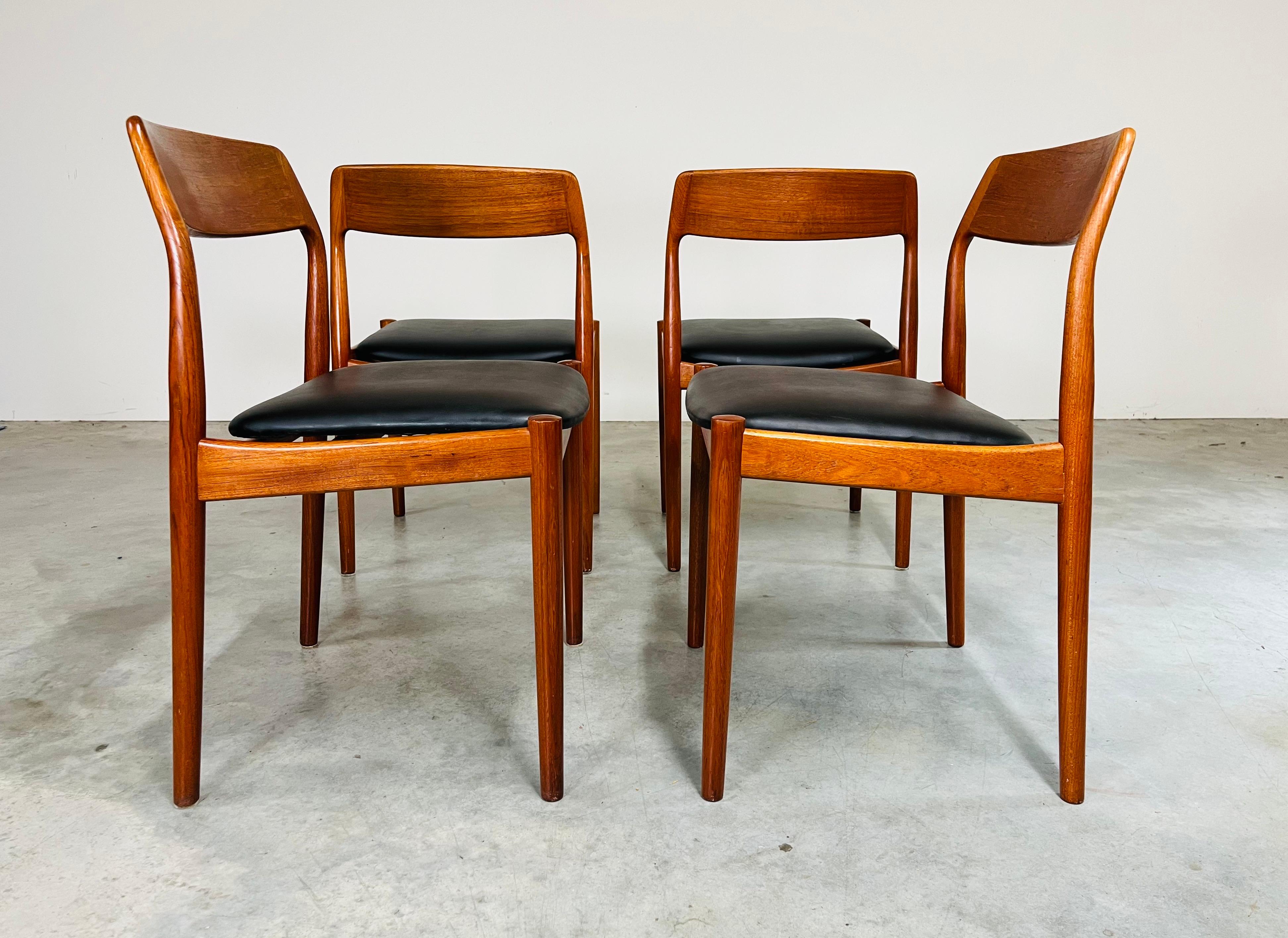 Scandinavo moderno Set di 4 sedie da pranzo in teak di Johannes Norgaard, The Modern Scandinavian, metà secolo. in vendita