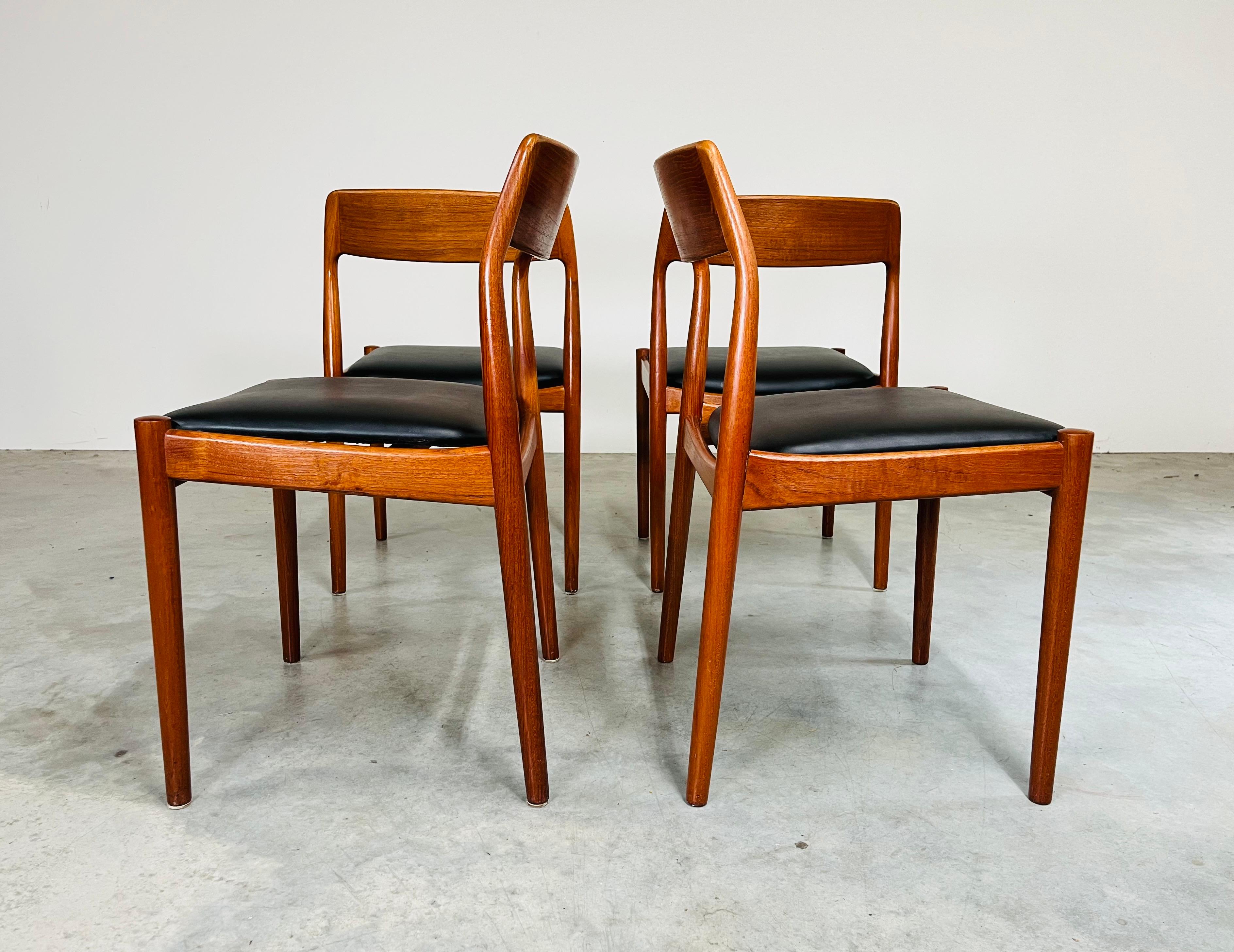 Danese Set di 4 sedie da pranzo in teak di Johannes Norgaard, The Modern Scandinavian, metà secolo. in vendita