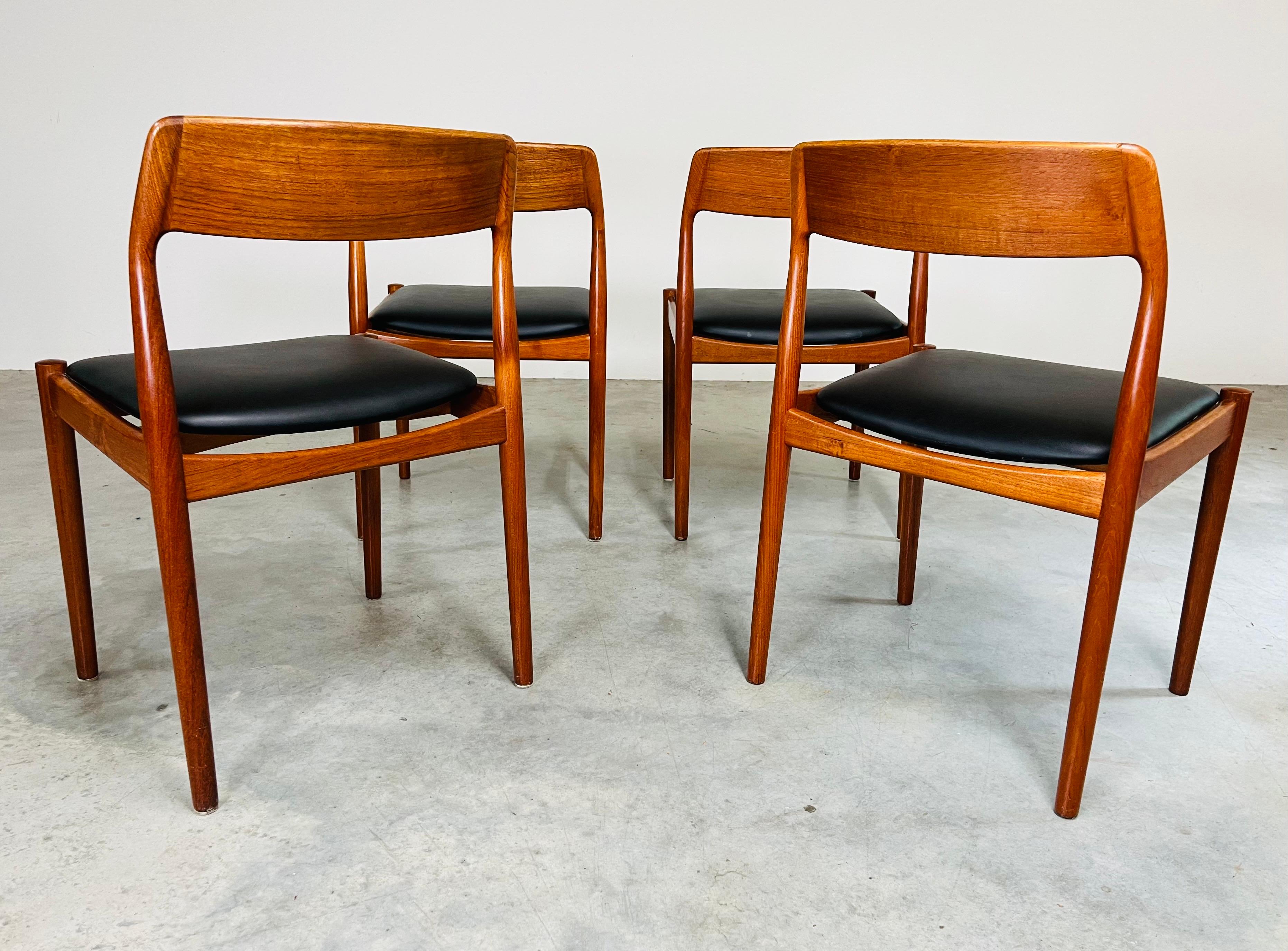 Intagliato a mano Set di 4 sedie da pranzo in teak di Johannes Norgaard, The Modern Scandinavian, metà secolo. in vendita