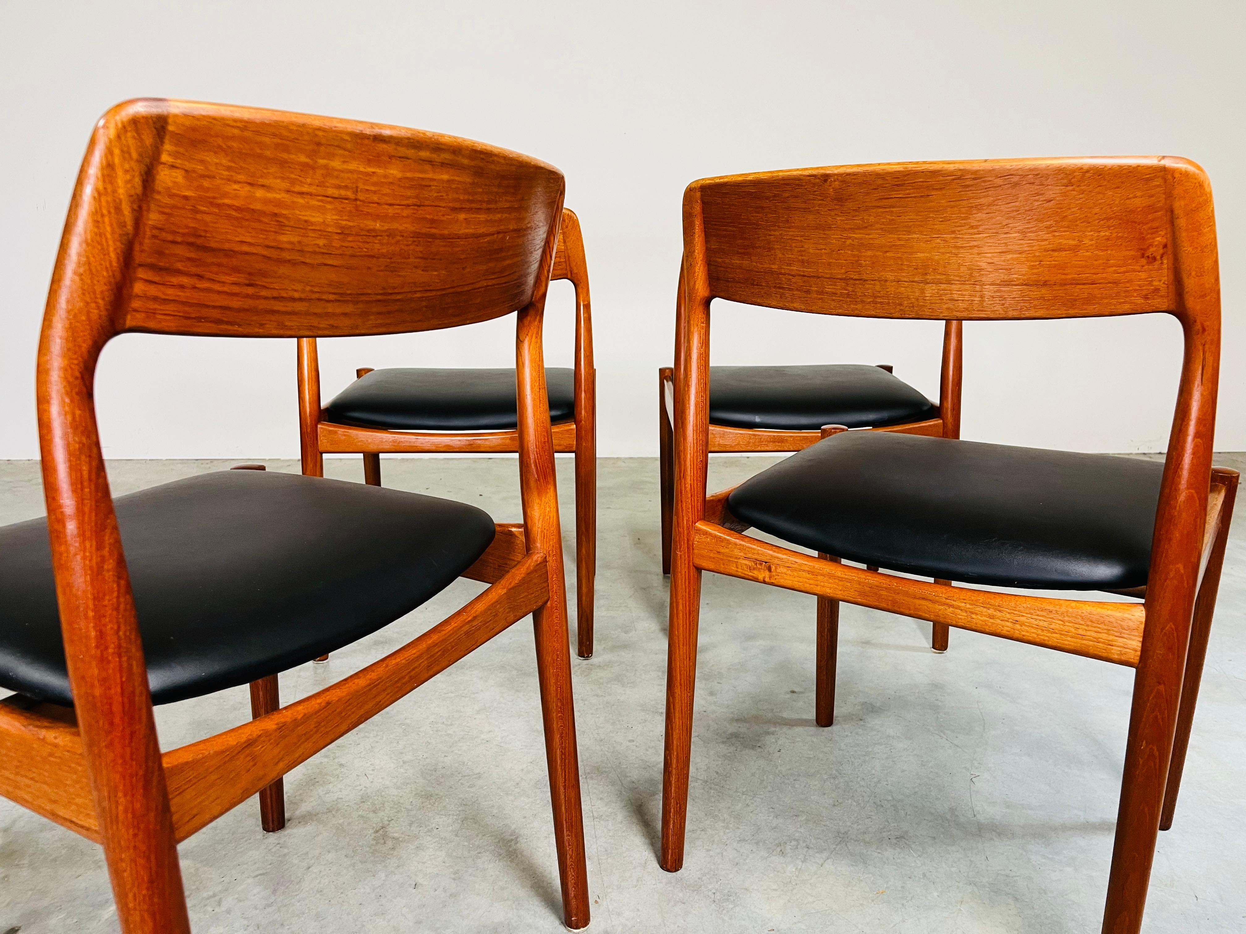 Set di 4 sedie da pranzo in teak di Johannes Norgaard, The Modern Scandinavian, metà secolo. In condizioni buone in vendita a Southampton, NJ