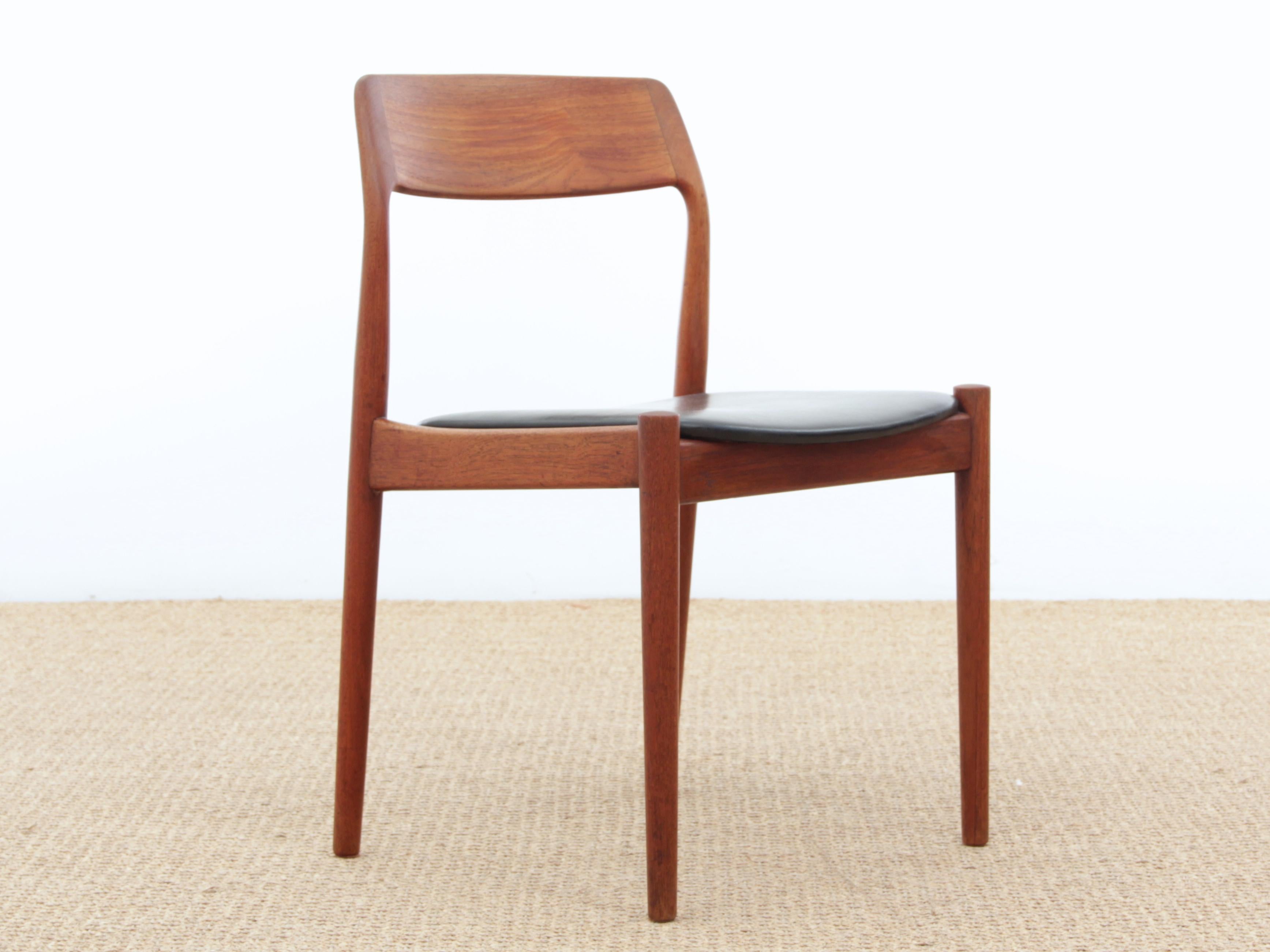 Mid-Century Modern Scandinavian Set of 4 Teak Dining Chairs In Good Condition In Courbevoie, FR