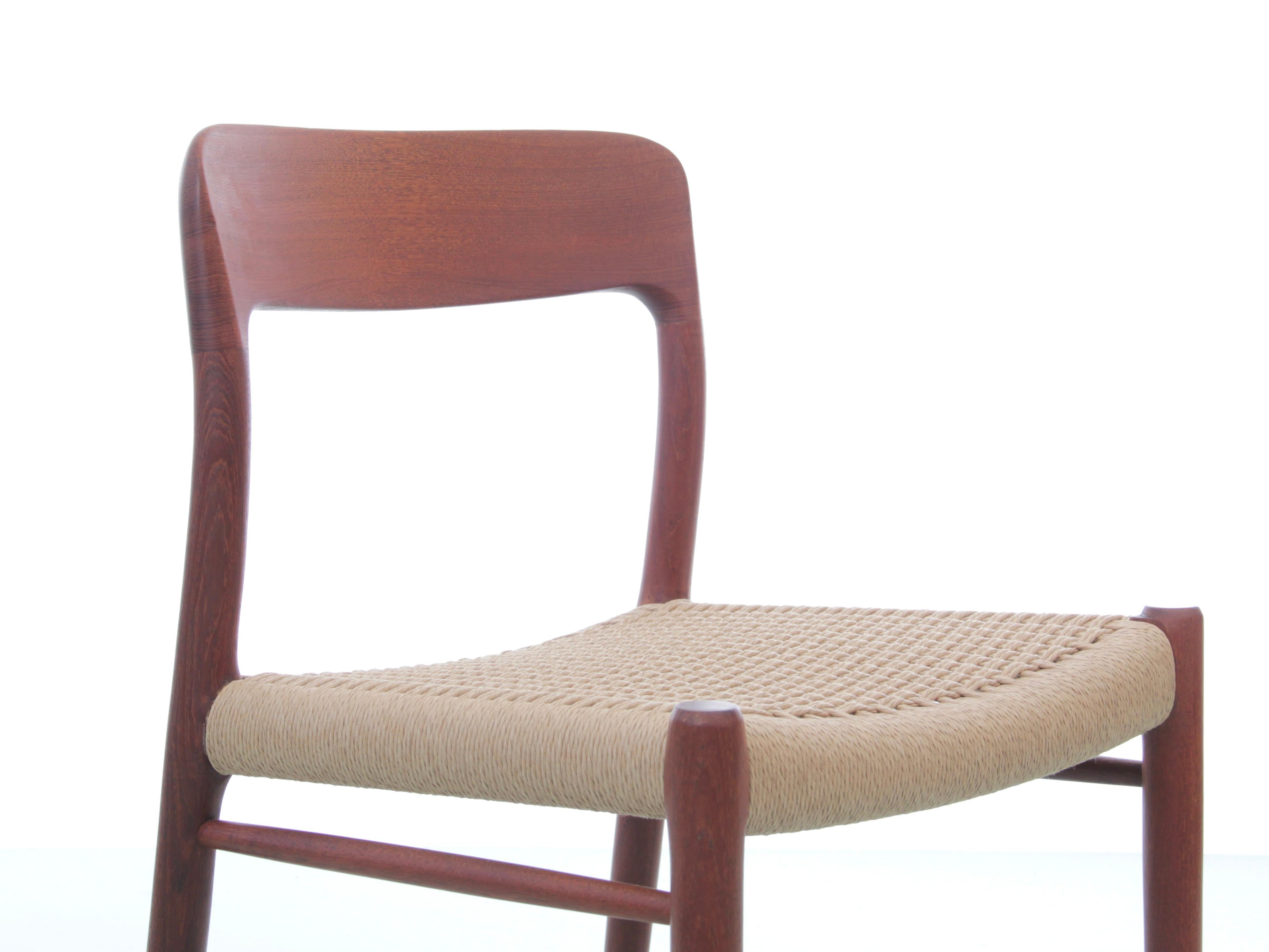 Mid-Century  modern scandinavian set of 4 teak dining chairs model 75   For Sale 1