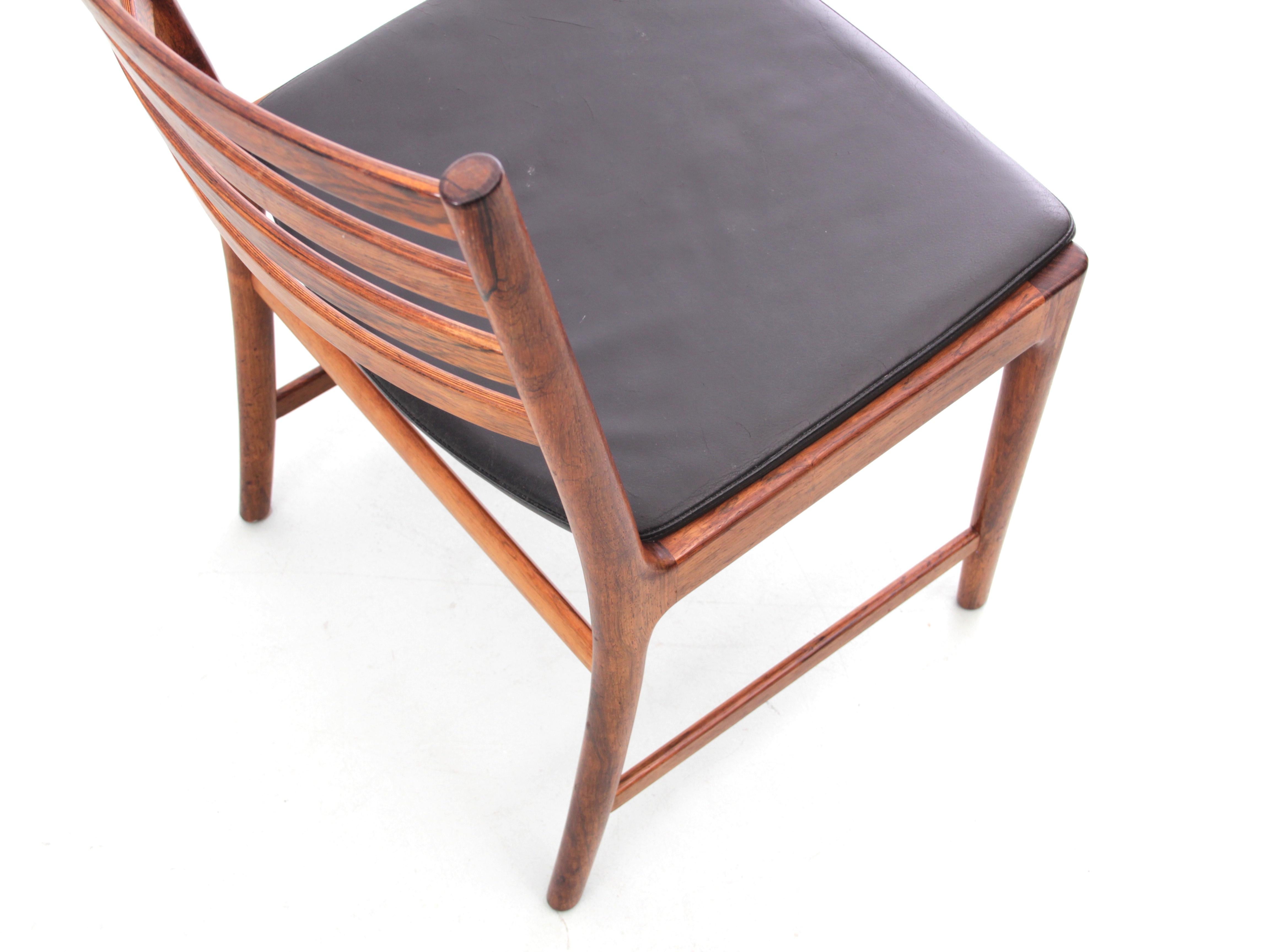 Mid-Century Modern Scandinavian Set of 5 Chairs in Rosewood by Lyngfeldt Larsen For Sale 4