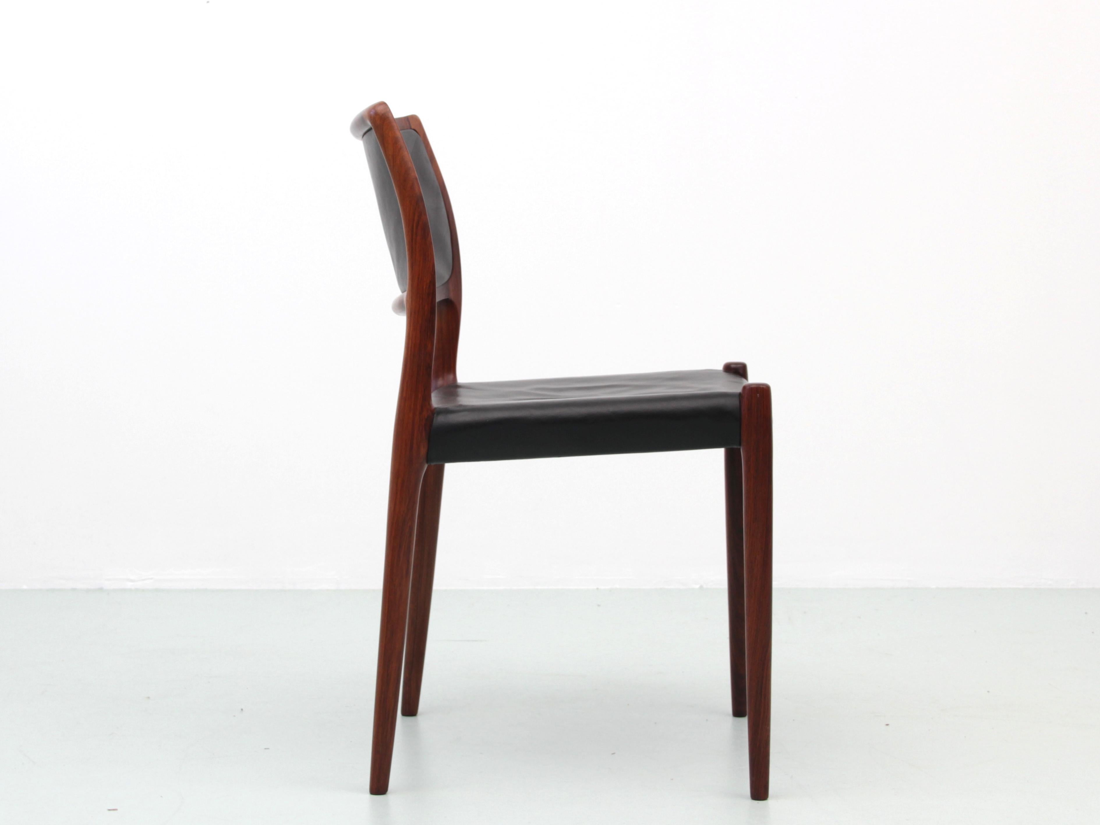 Mid-Century Modern Scandinavian Set of 6 Chairs in Rosewood Model N°80 In Good Condition For Sale In Courbevoie, FR