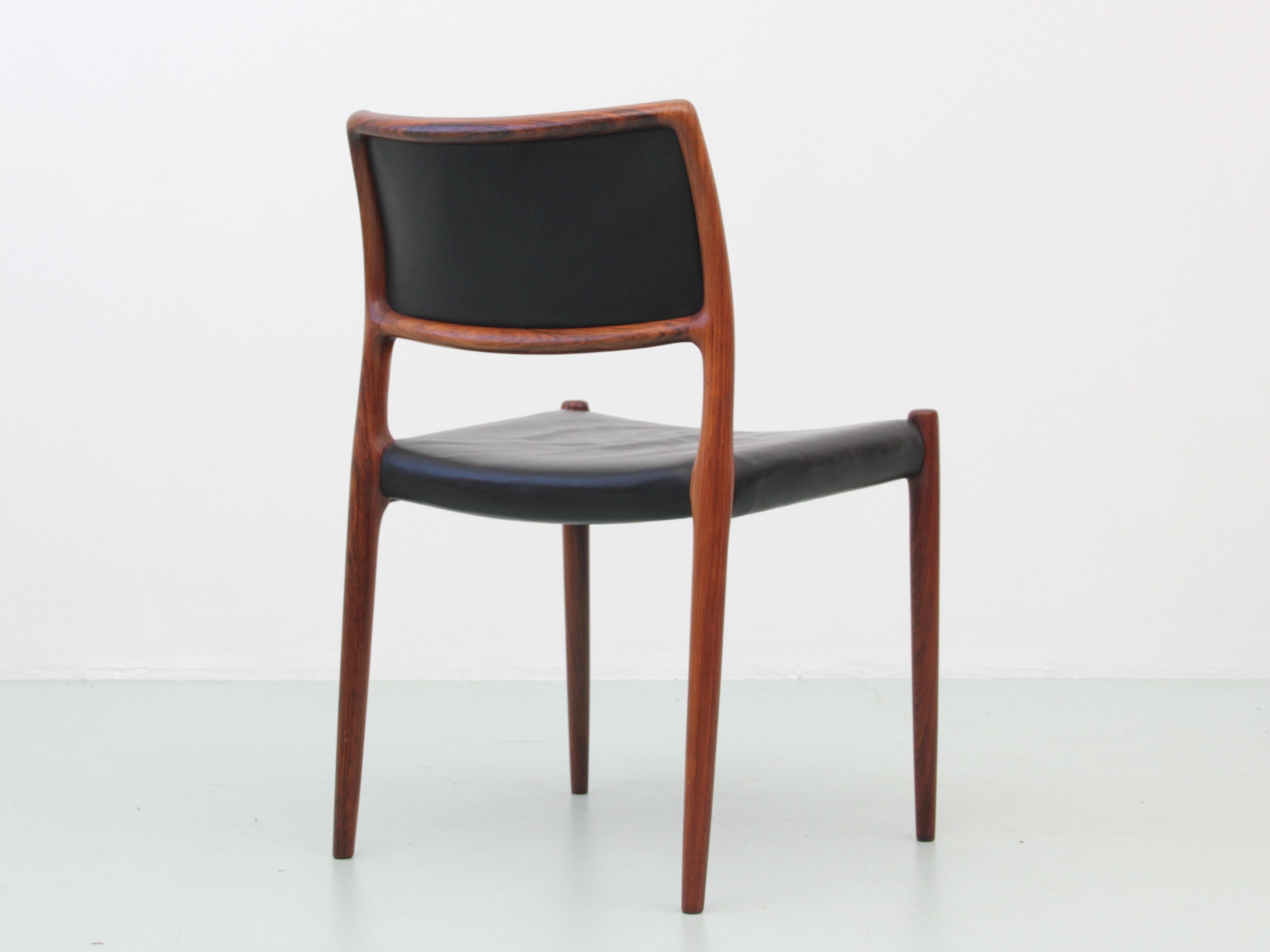 Conjunto escandinavo moderno de mediados de siglo de 6 sillas de madera de palisandro Model N°80 en Bueno estado para la venta en Courbevoie, FR