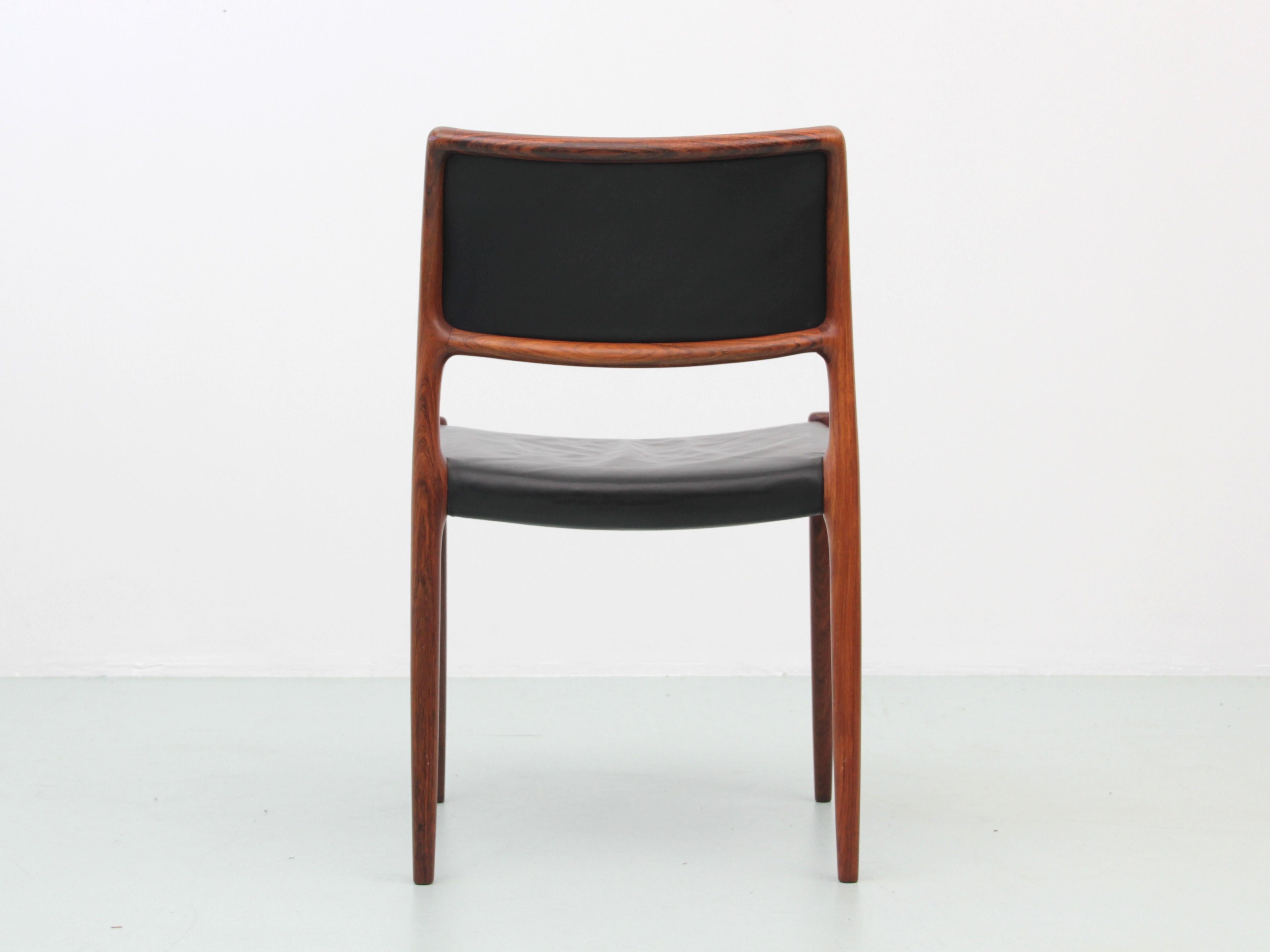 Milieu du XXe siècle Ensemble de 6 chaises scandinaves modernes du milieu du siècle dernier en bois de rose, modèle N80 en vente