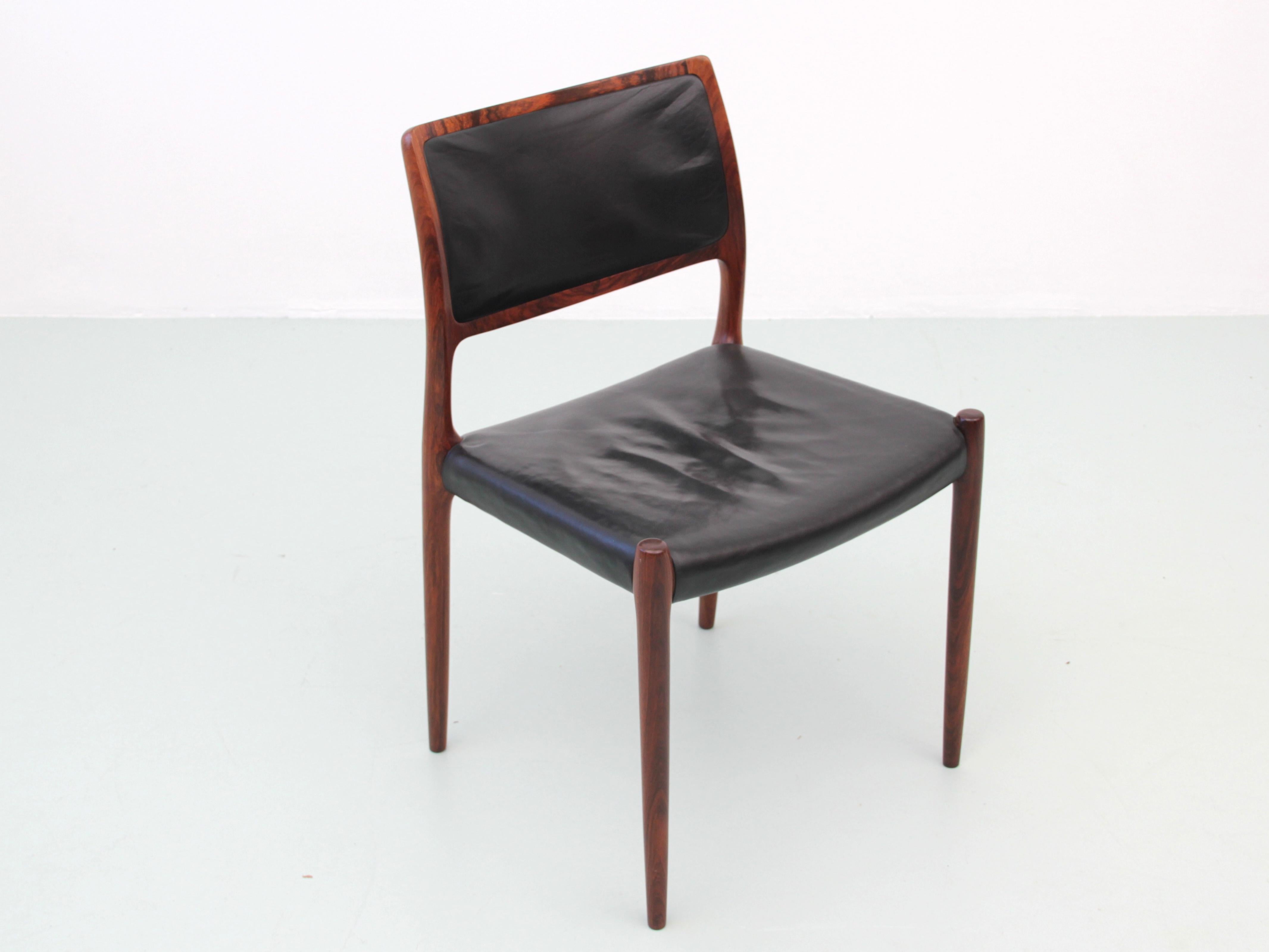 Conjunto escandinavo moderno de mediados de siglo de 6 sillas de madera de palisandro Model N°80 Palo de rosa en venta