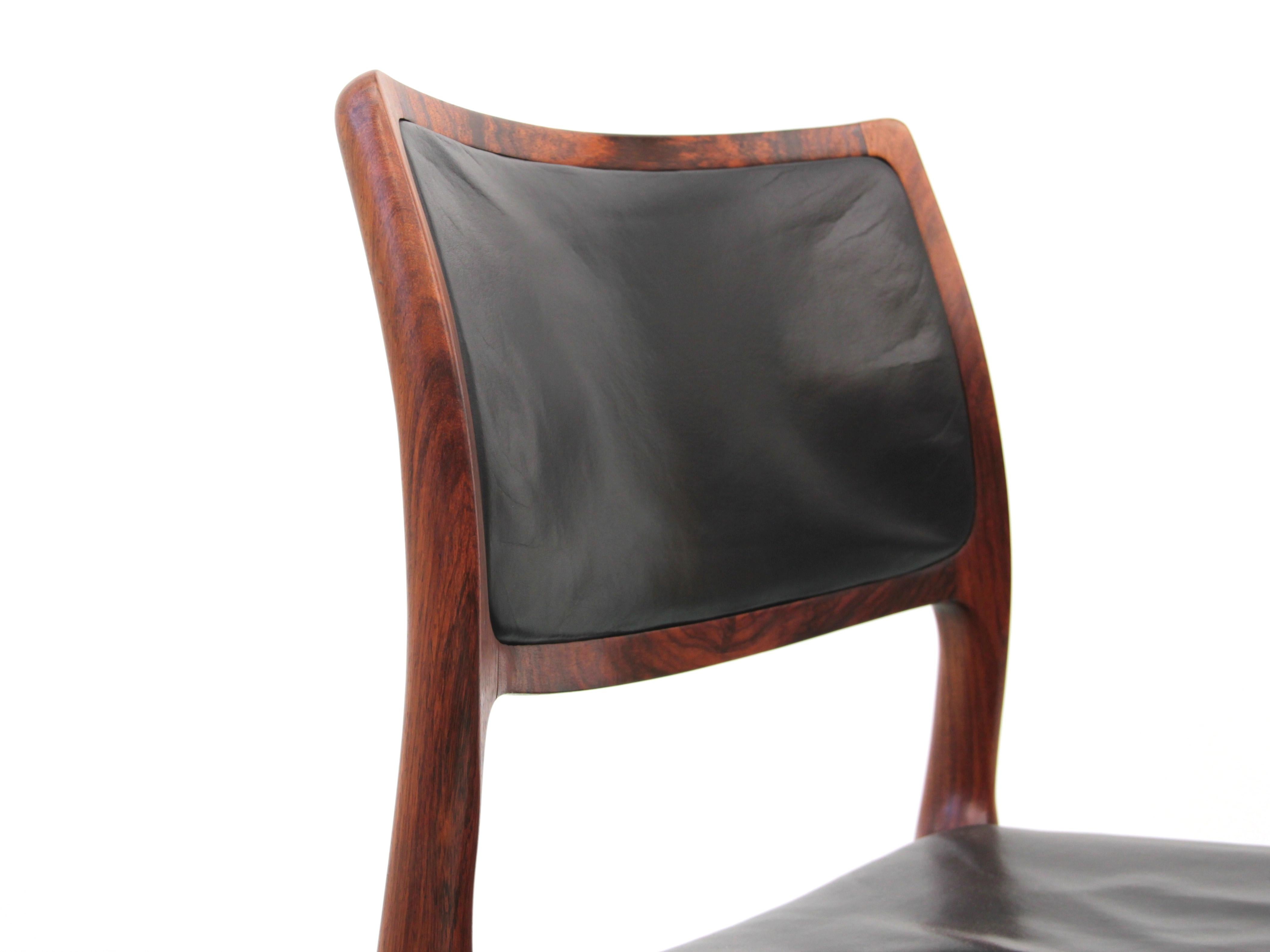 Conjunto escandinavo moderno de mediados de siglo de 6 sillas de madera de palisandro Model N°80 en venta 1
