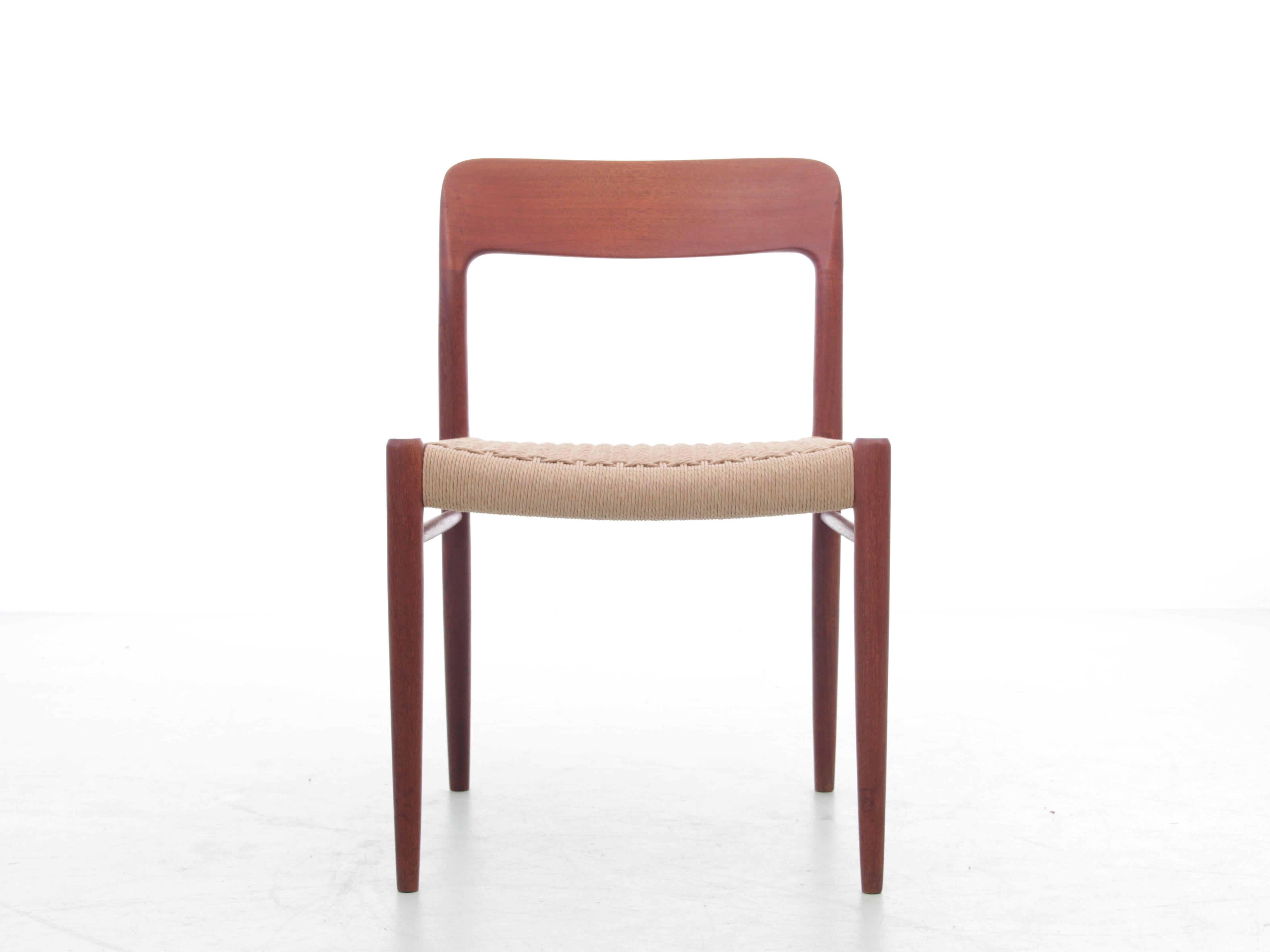 The Modern Scandinavian set of 6 teak dining chairs modèle 75. Siège danois en corde de papier nouvellement restauré.
 