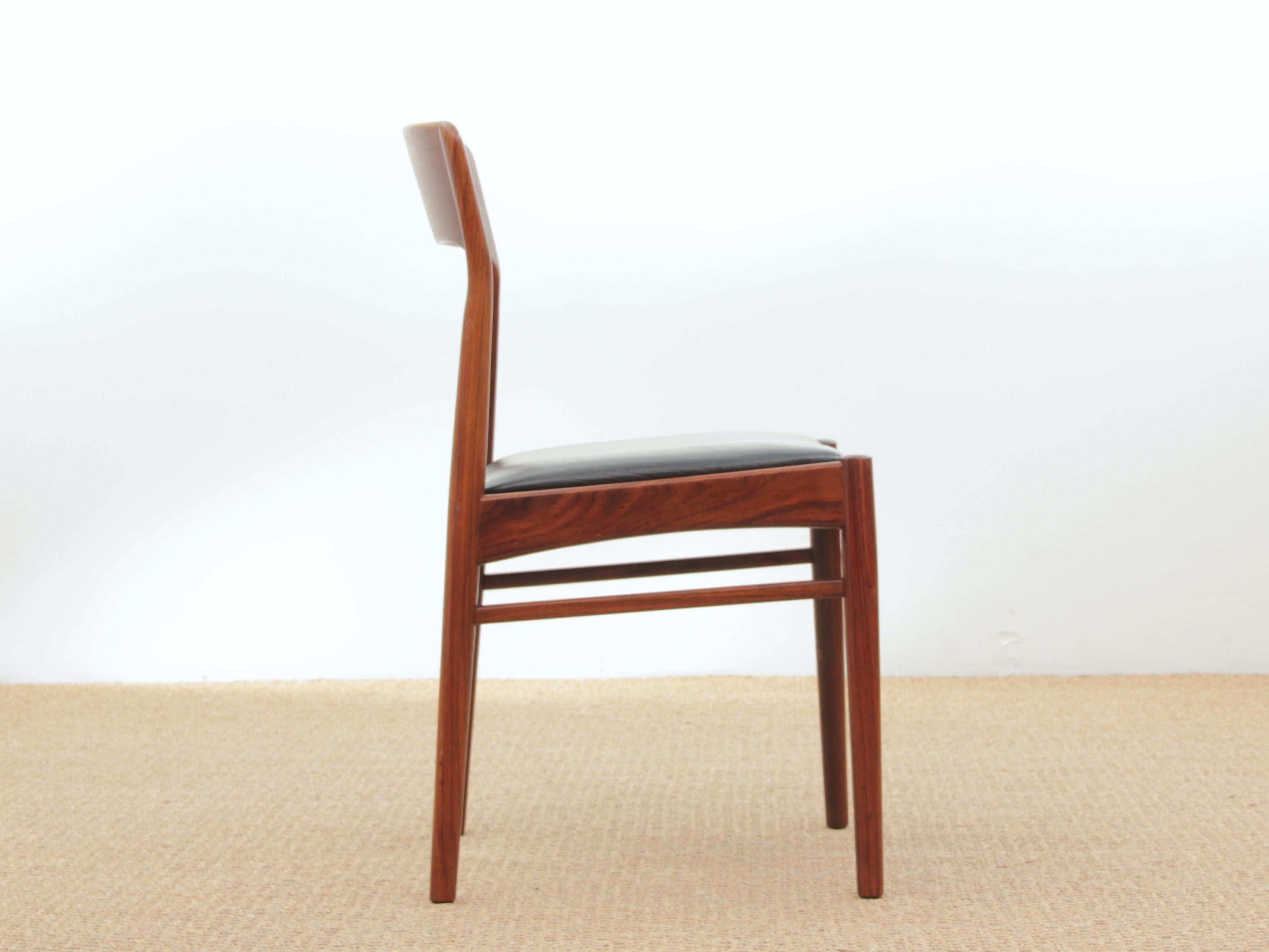 Mid-Century Modern Scandinavian Set of 8 Rosewood Chairs Model 26 In Good Condition In Courbevoie, FR